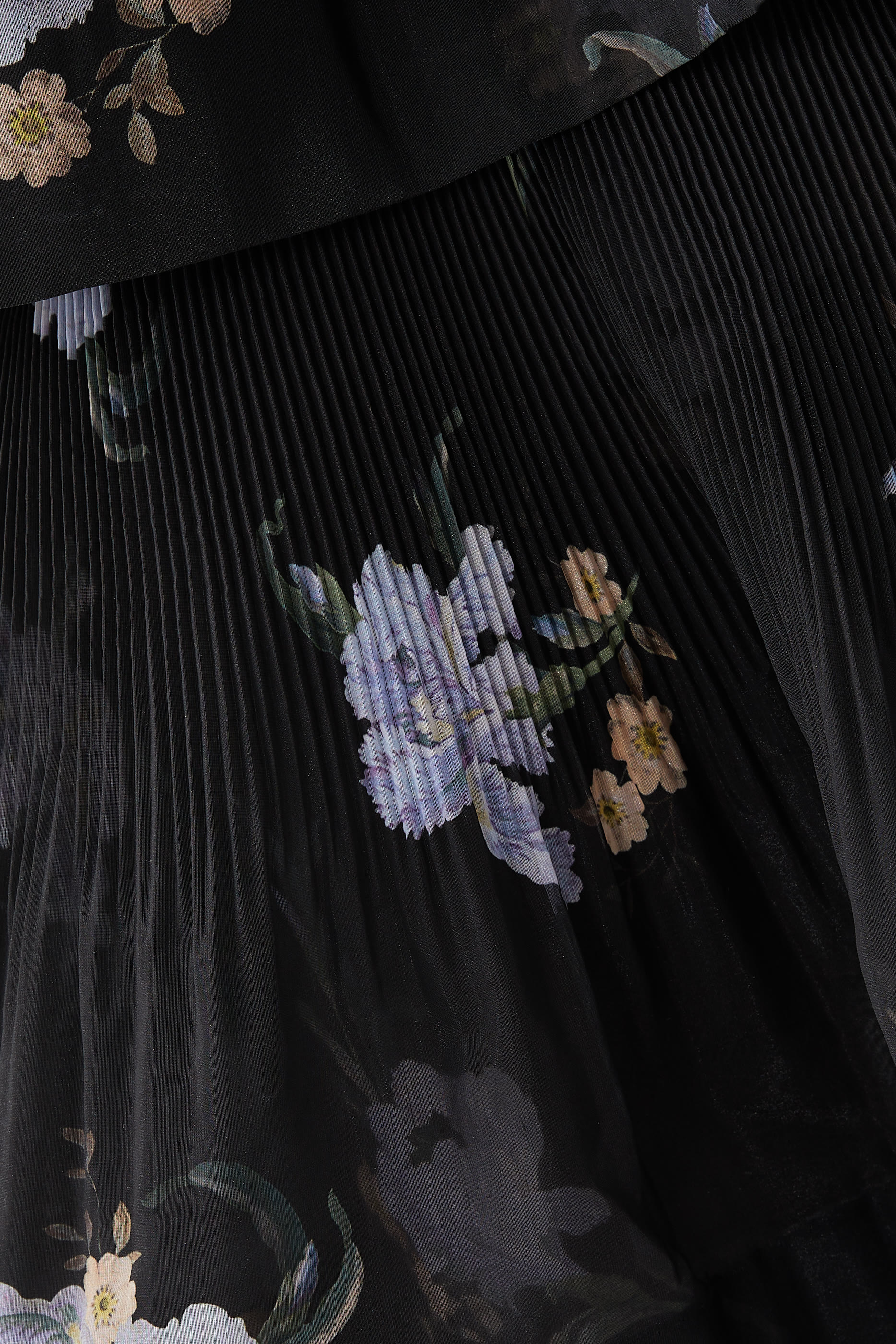 تنورة بطيات وتصميم متدرج