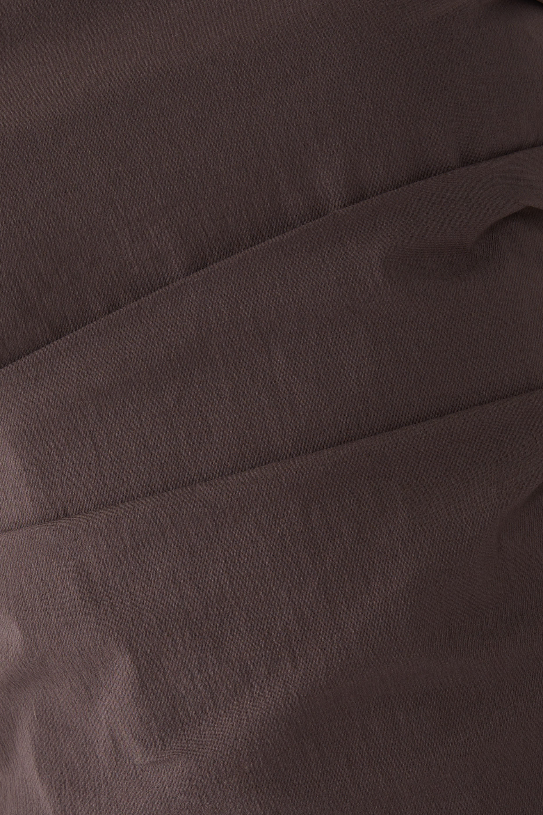 بلوزة بلا حمالات بأربطة في الخلف