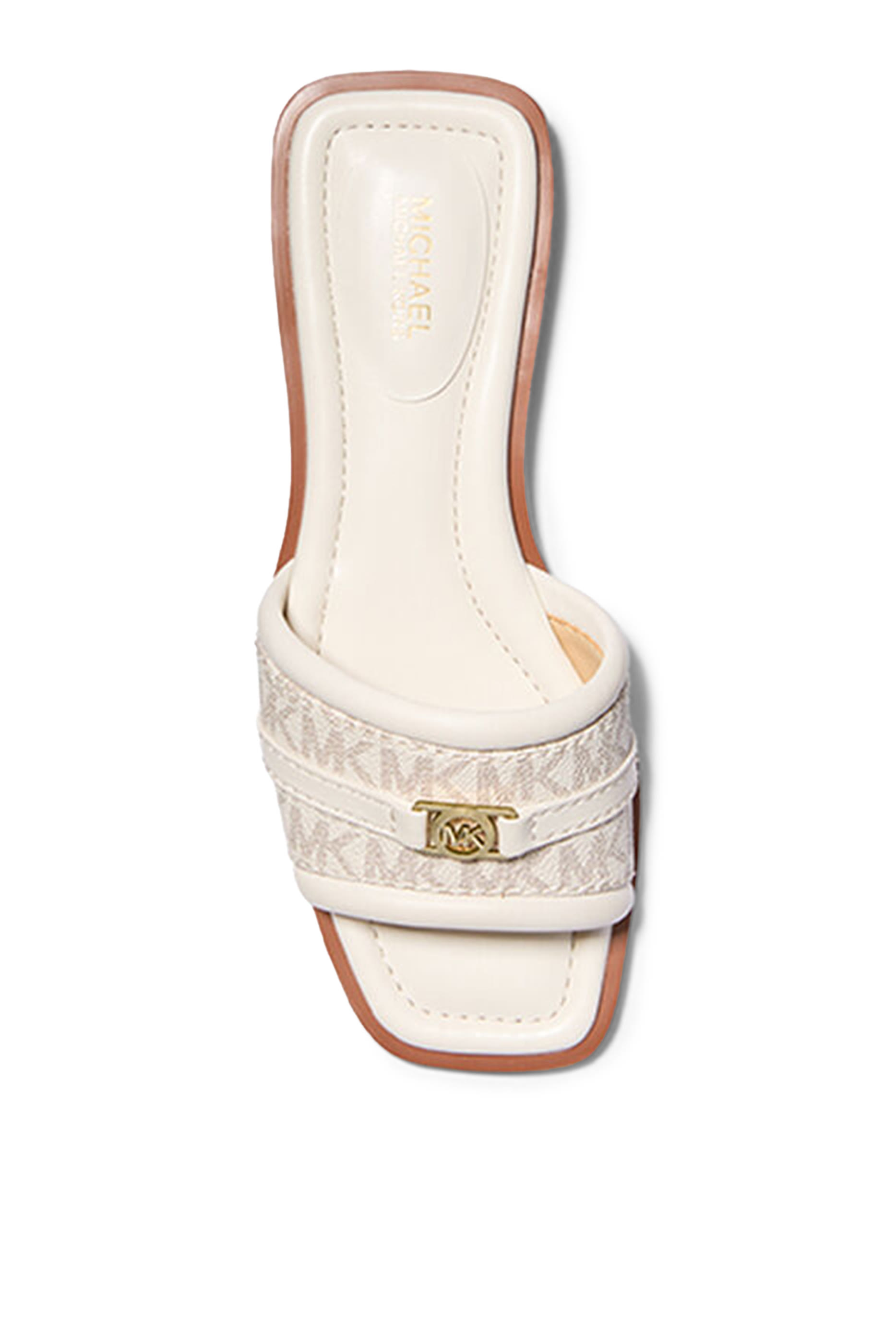 حذاء ماندي مفتوح من الخلف بشعار الماركة