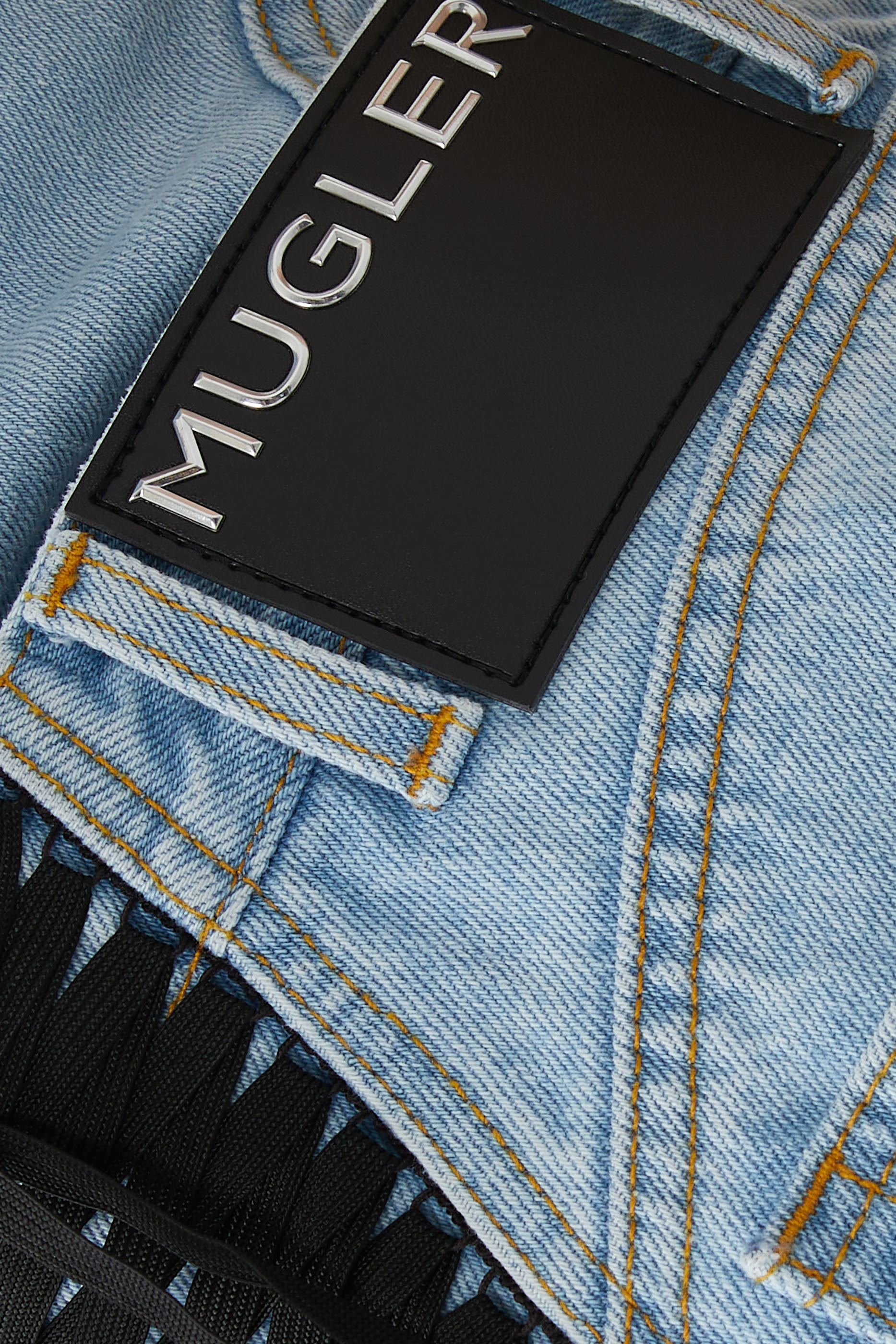 بنطال جينز بقصة ساق واسعة برباط