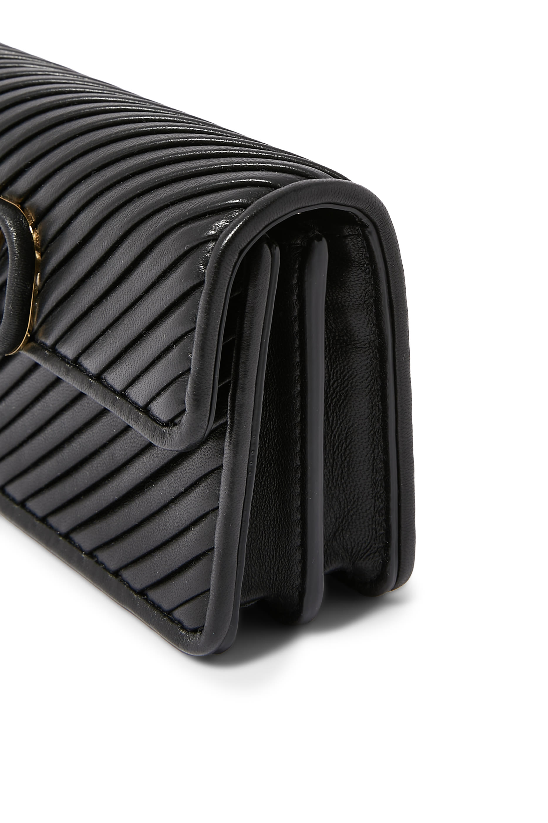 حقيبة صغيرة بشعار الماركة وسلسلة