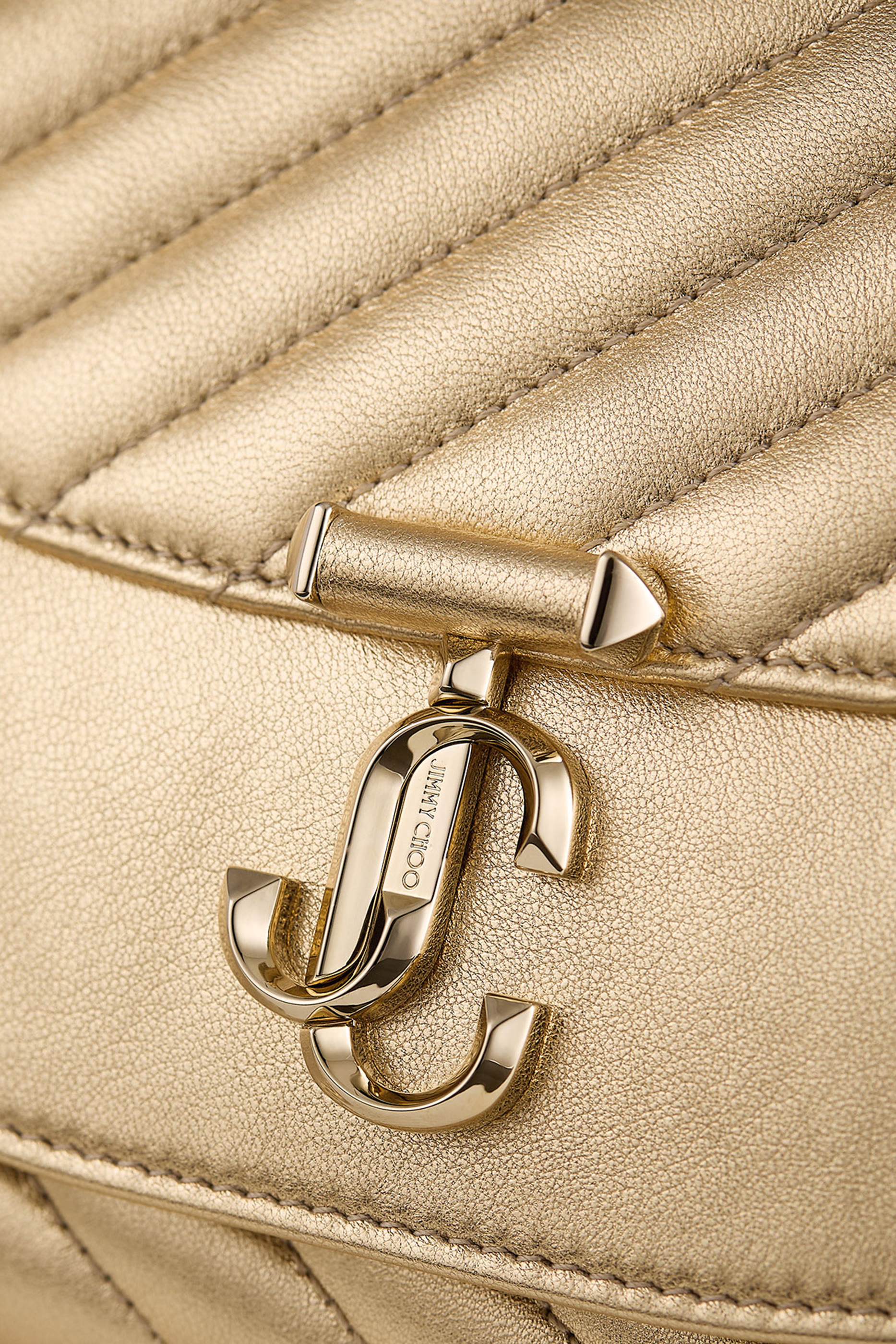 كلاتش بتصميم منحنى بشعار الماركة