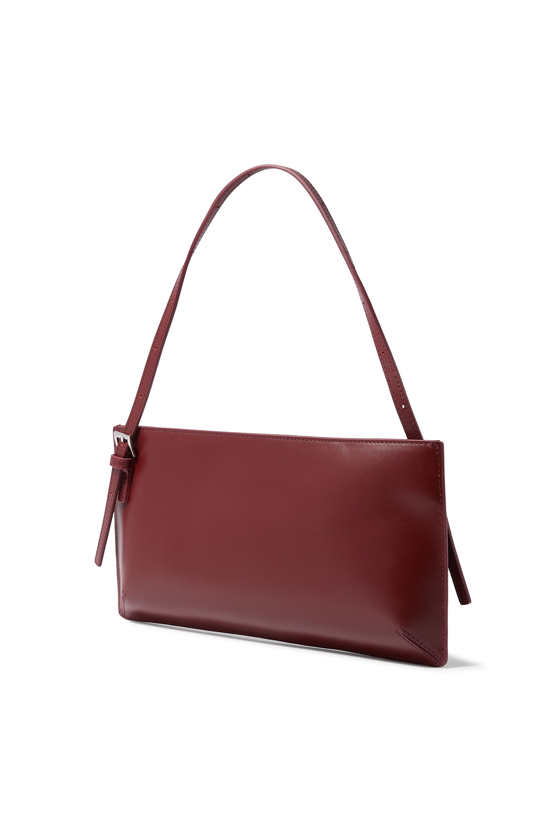 حقيبة بتصميم مستوحى من التسعينات وحزام