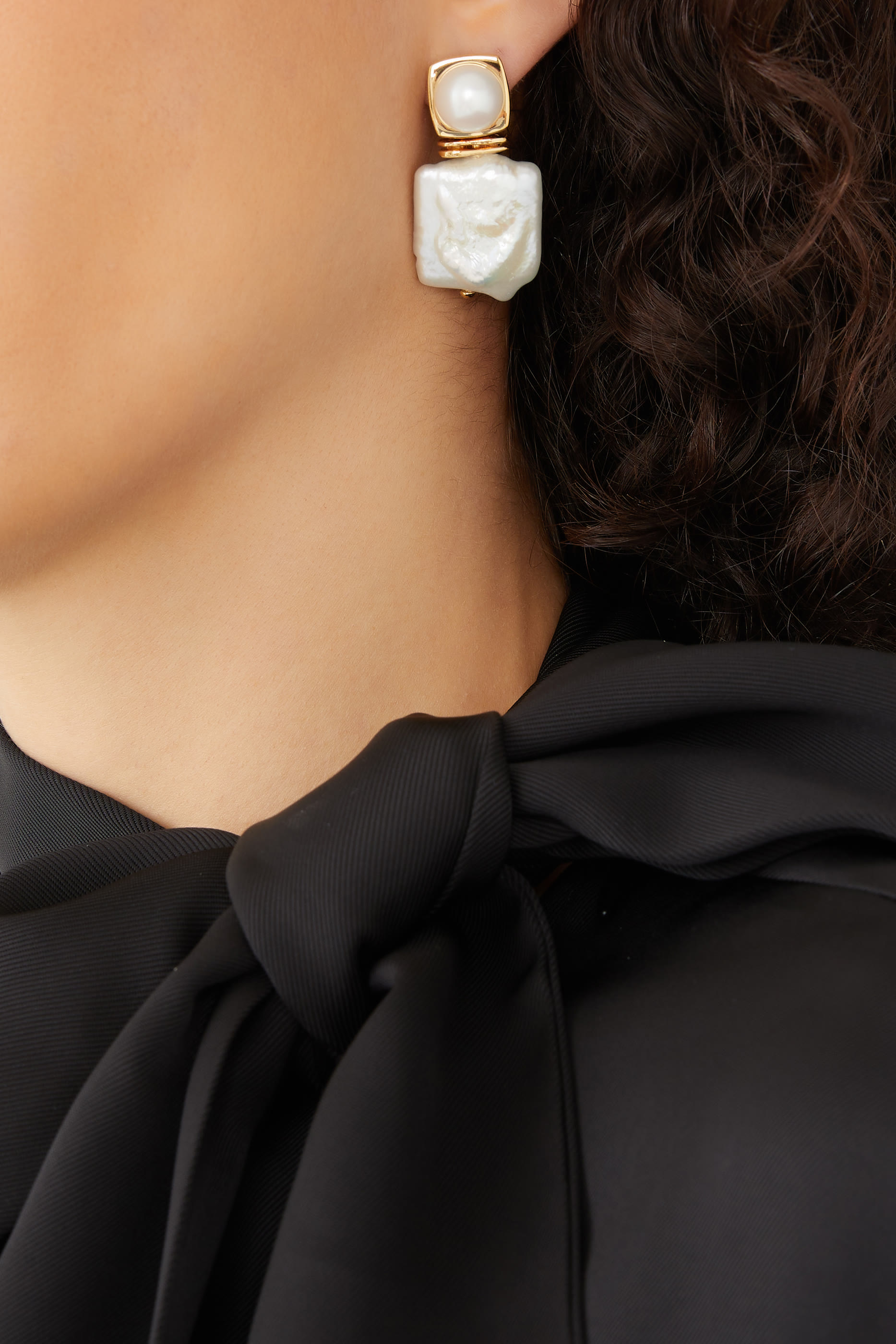 أقراط ستيتمنت بلؤلؤ بتصميم مربع