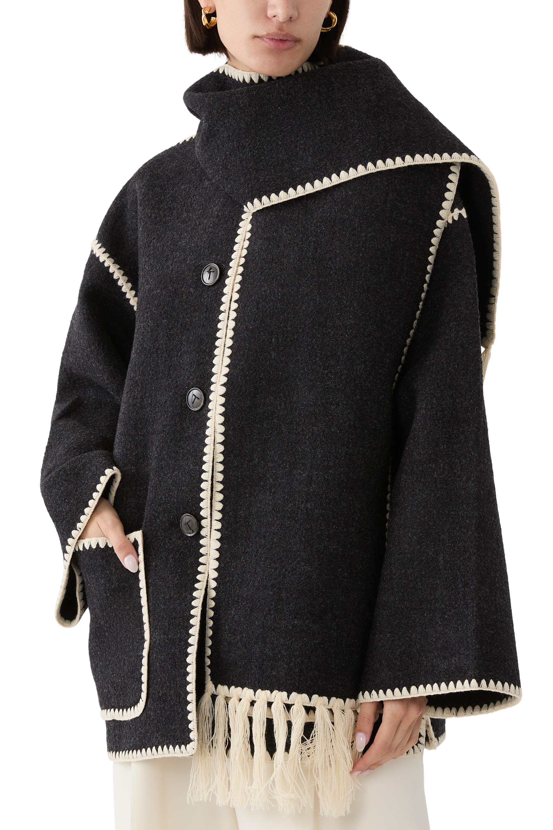 جاكيت بوشاح وتطريزات