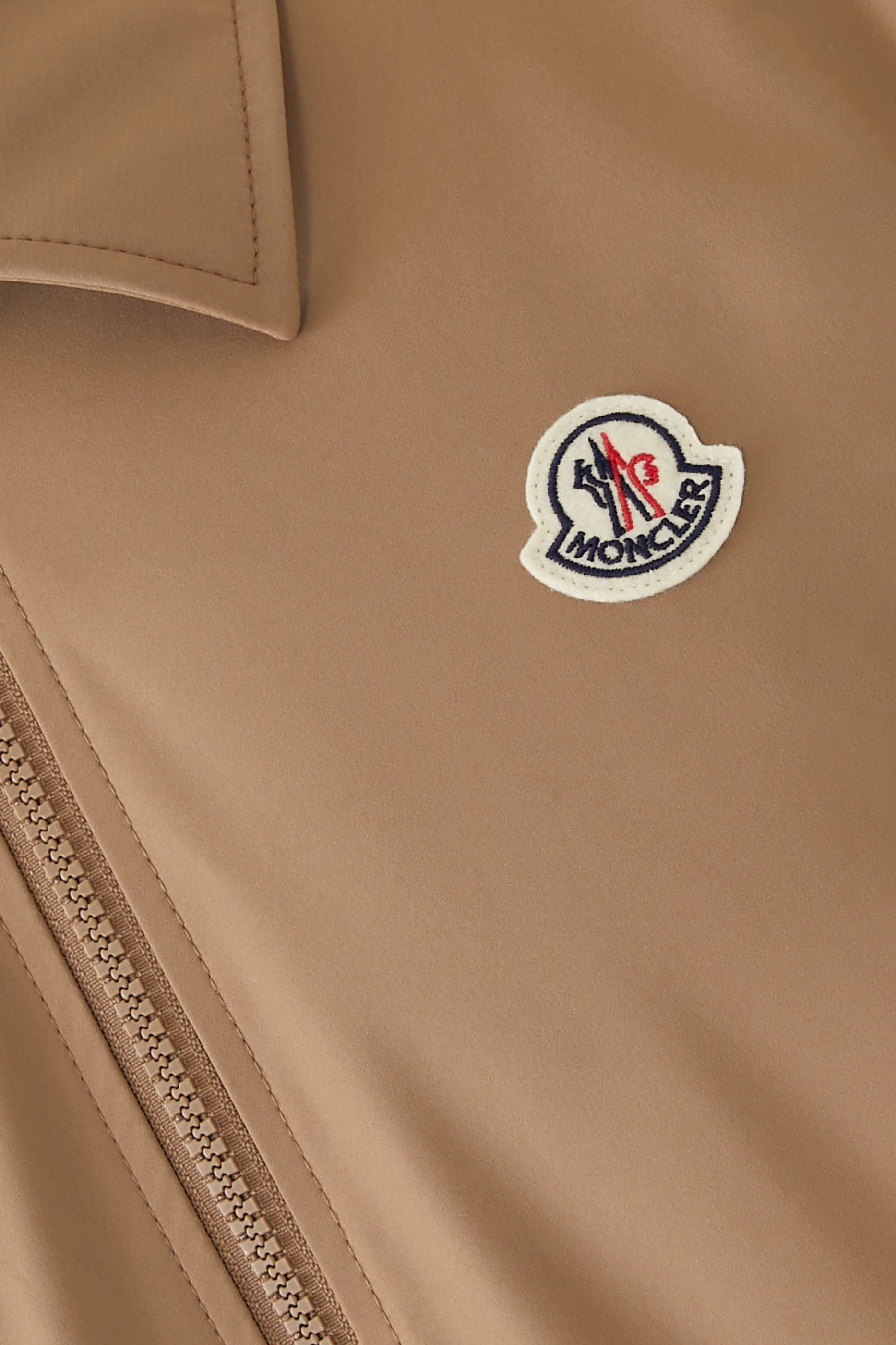 جاكيت شيل إيفاندور مزين بشعار الماركة