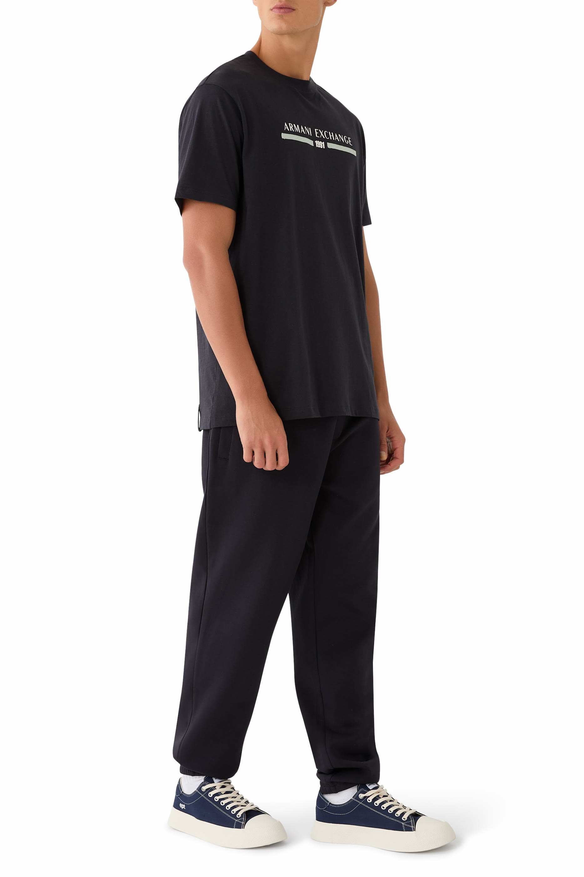 تيشيرت بأكمام قصيرة وشعار الماركة