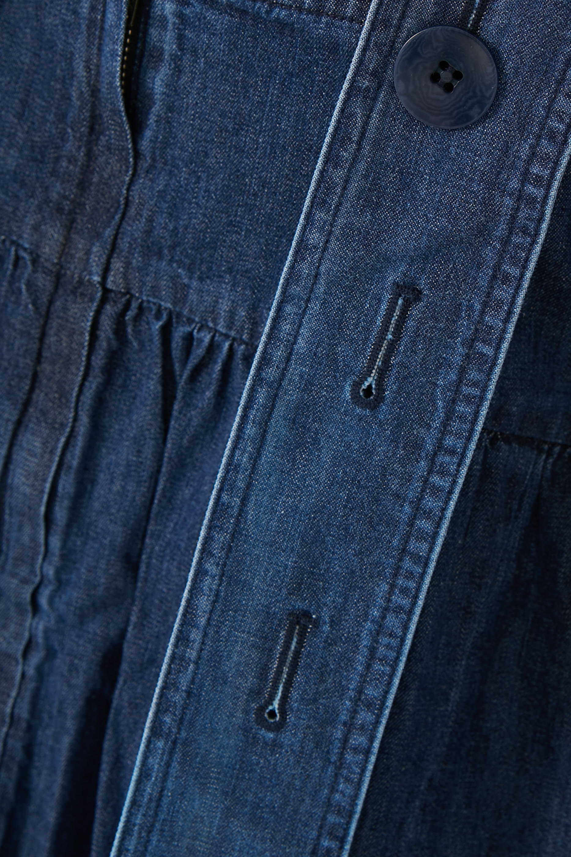 فستان خفيف الوزن بقصة منحوتة ولون باهت