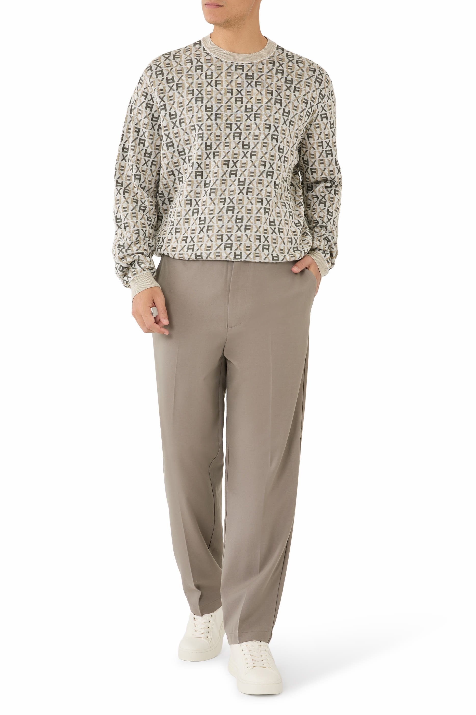 كنزة مزينة كليا بشعار الماركة