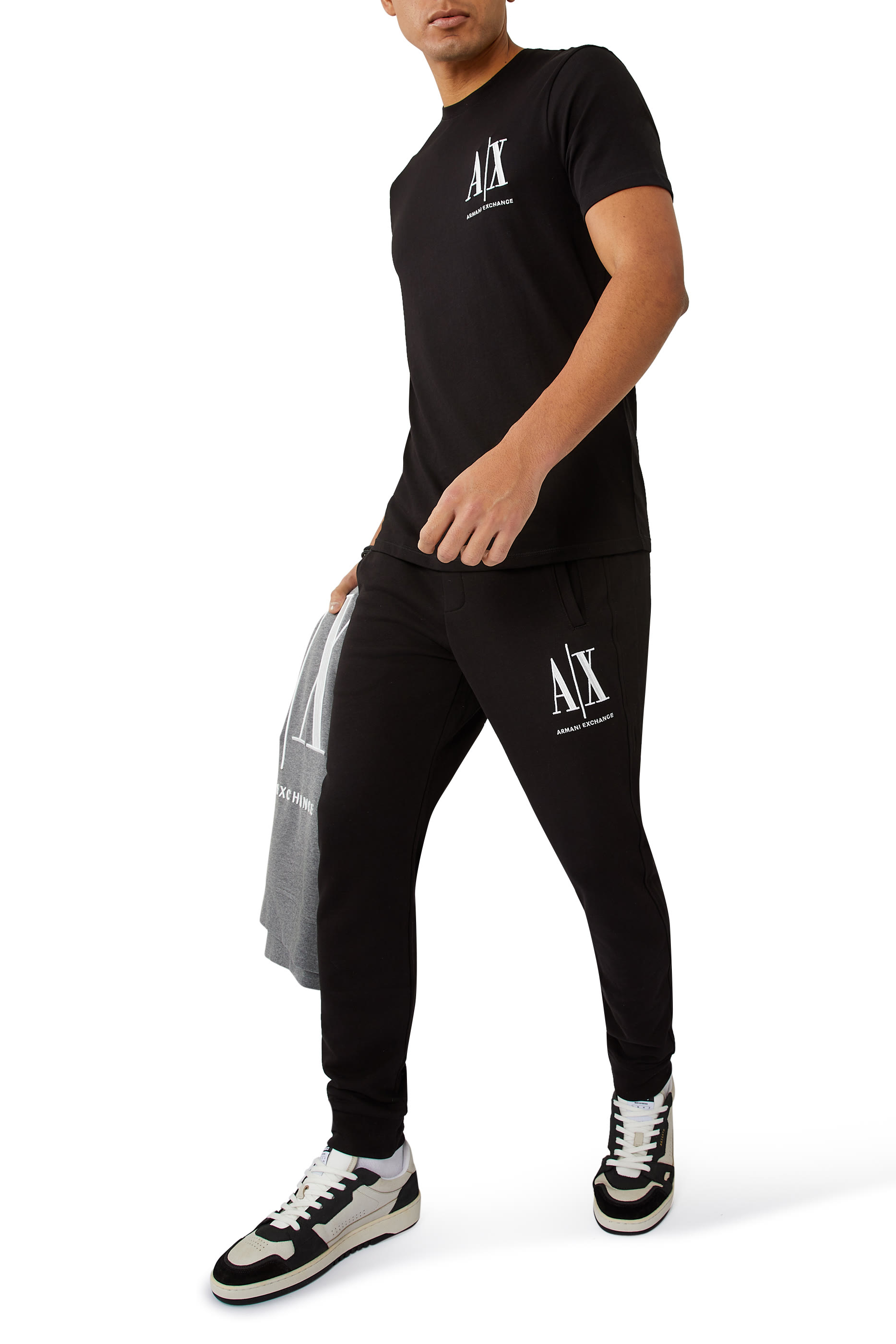 تي شيرت بطبعة شعار الماركة الشهير