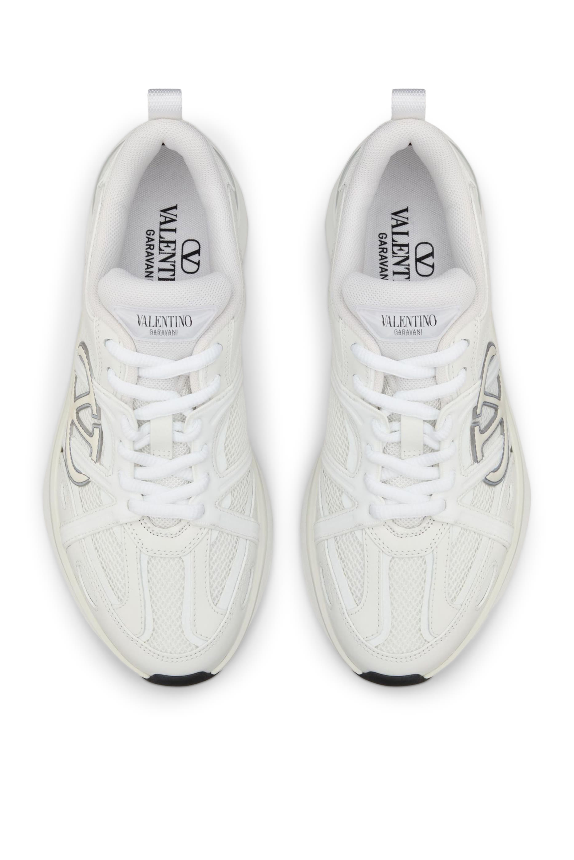 سنيكرز إيزيجوغ بكاحل منخفض وشعار V