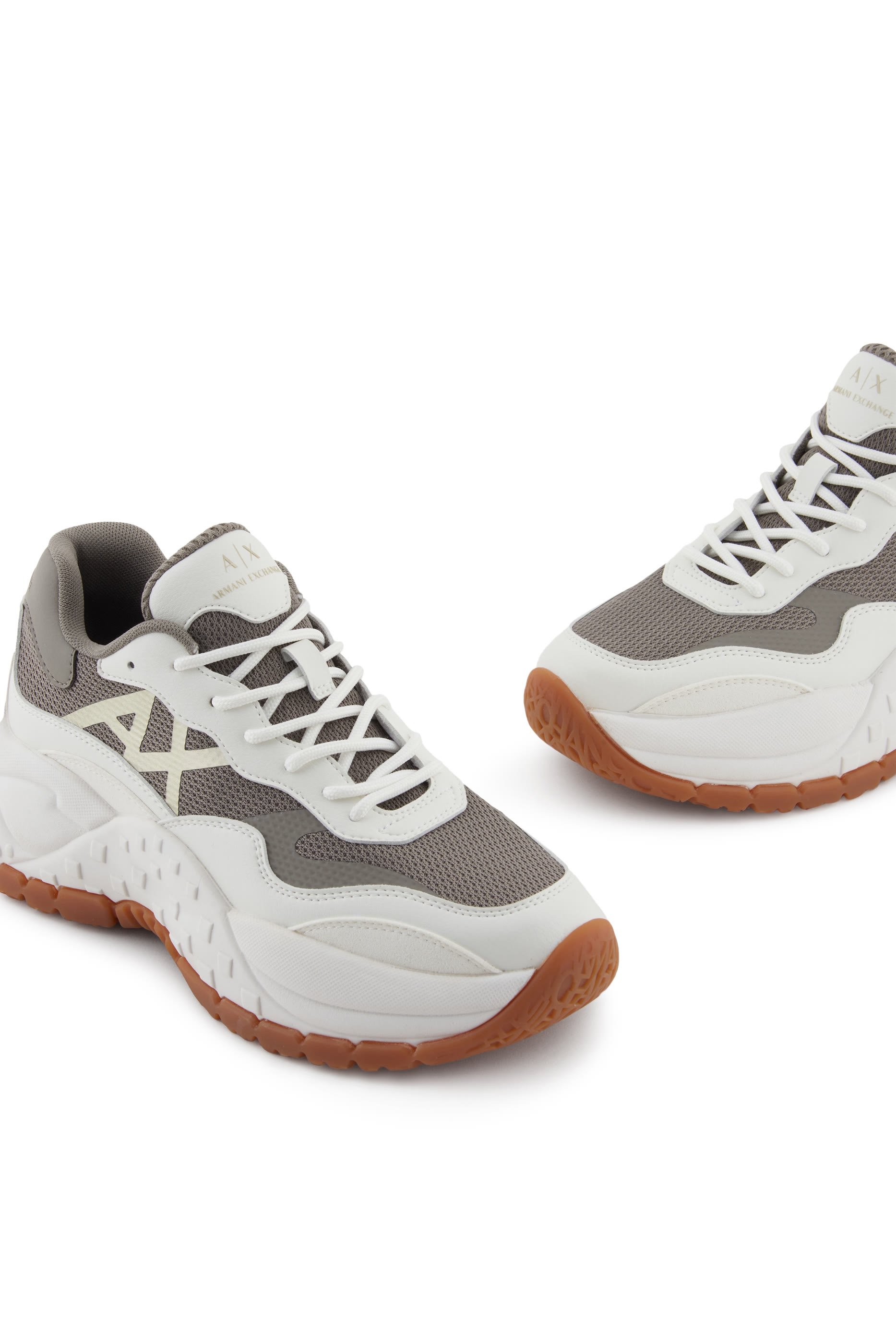 سنيكرز بنعل سميك وشعار الماركة