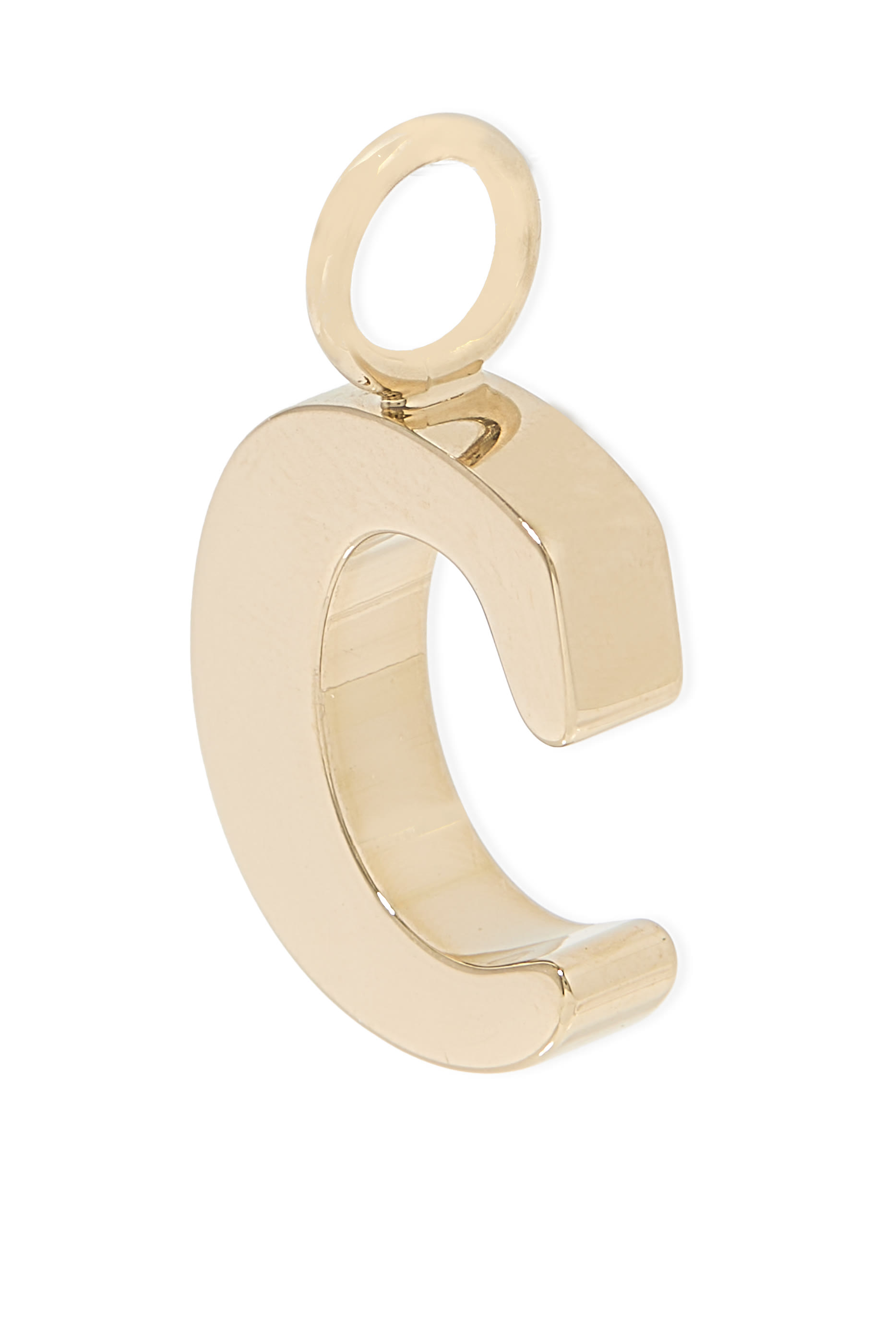 حلية بتصميم حرف C