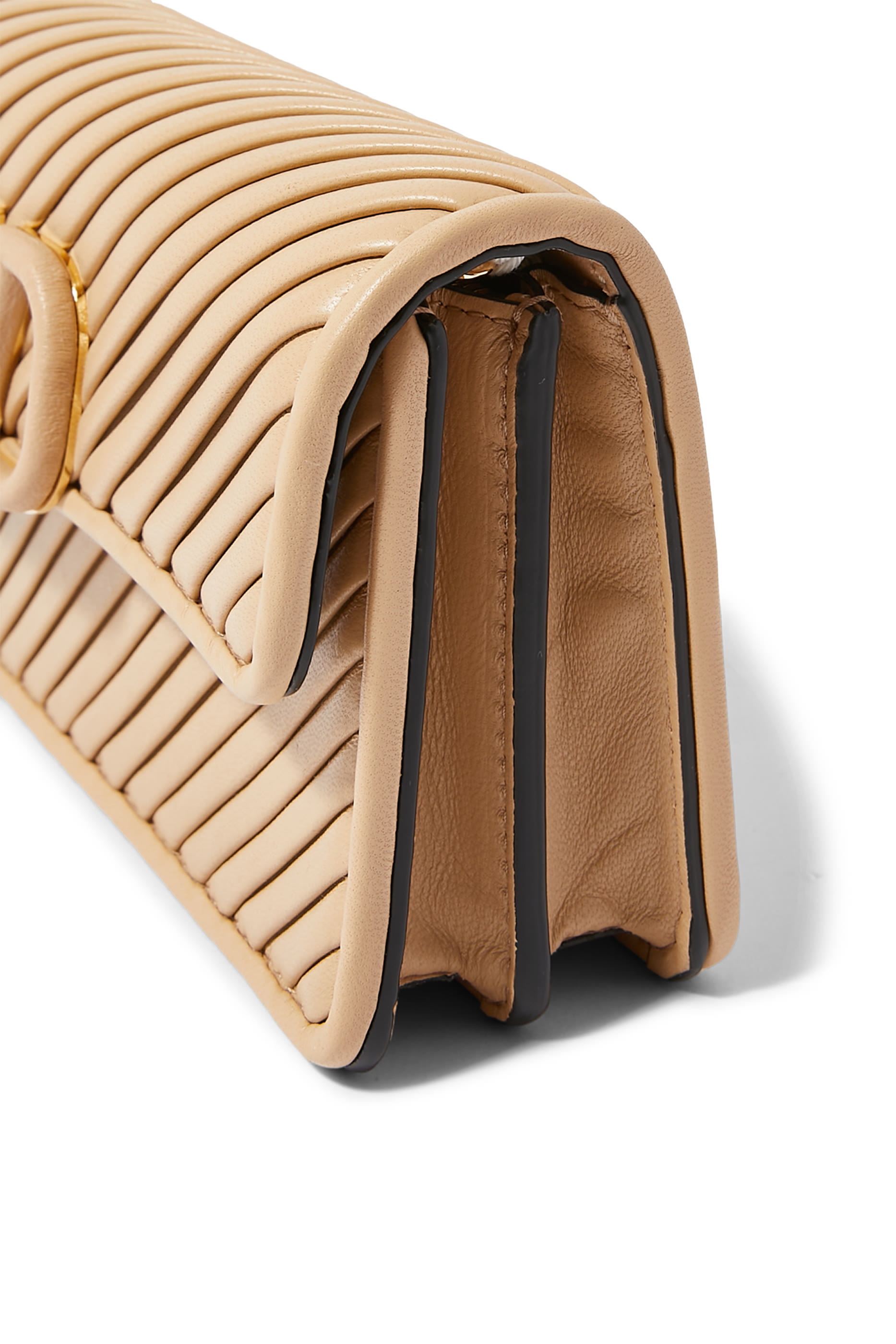 حقيبة صغيرة بشعار الماركة وسلسلة