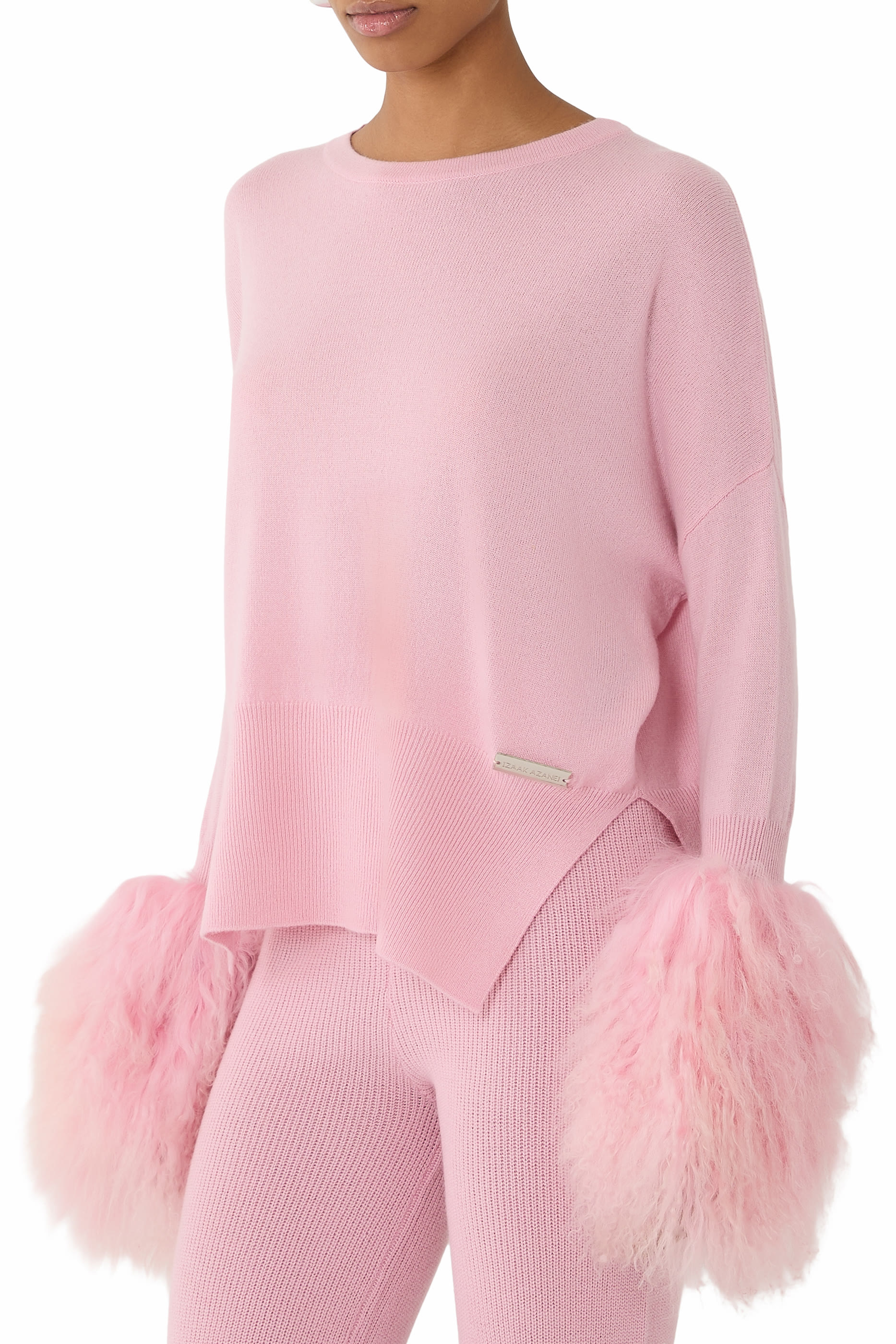 كنزة بياقة مستديرة وأساور بفرو