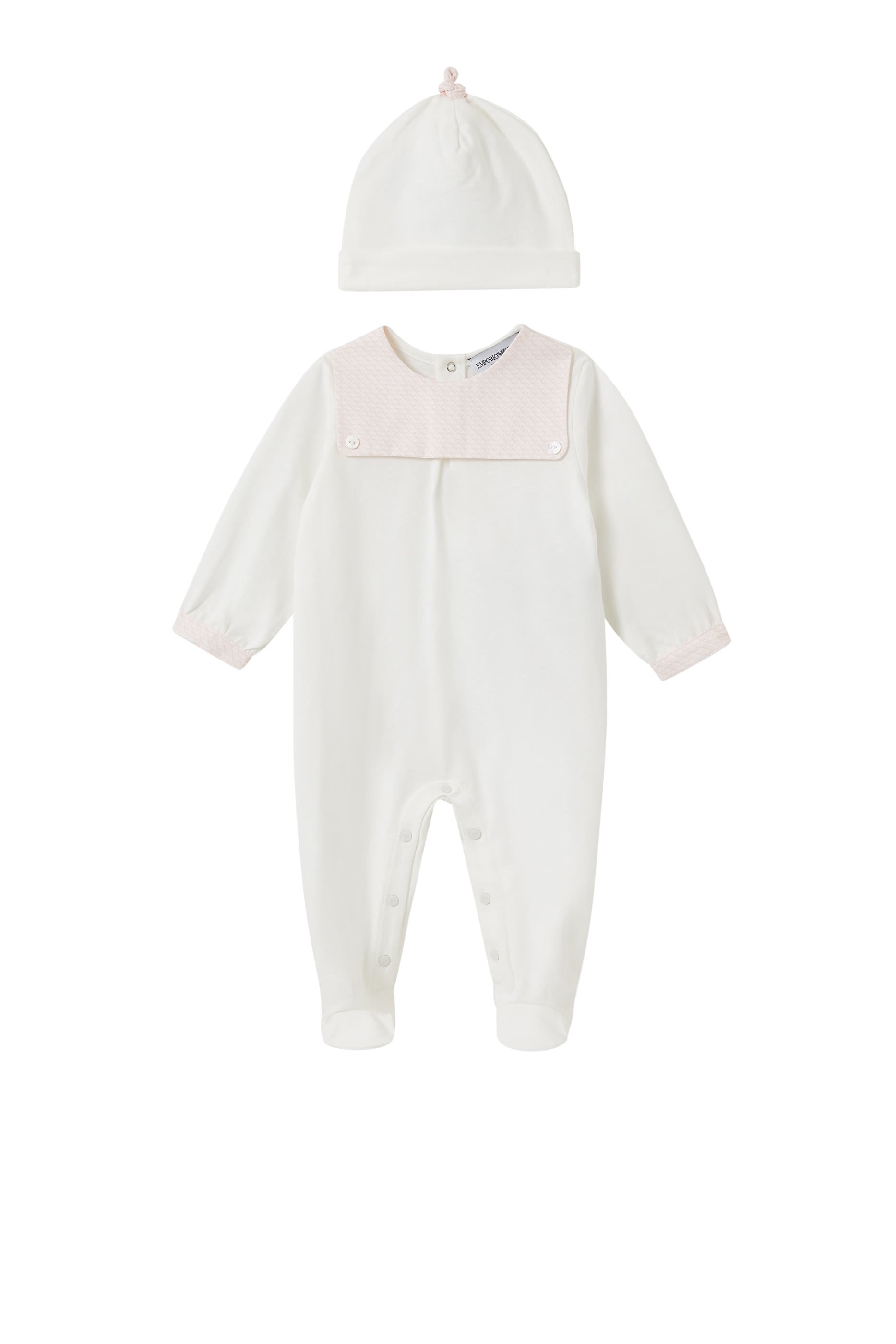 طقم جمبسوت وقبعة بشعار الماركة من تشكيلة الملابس الأساسية