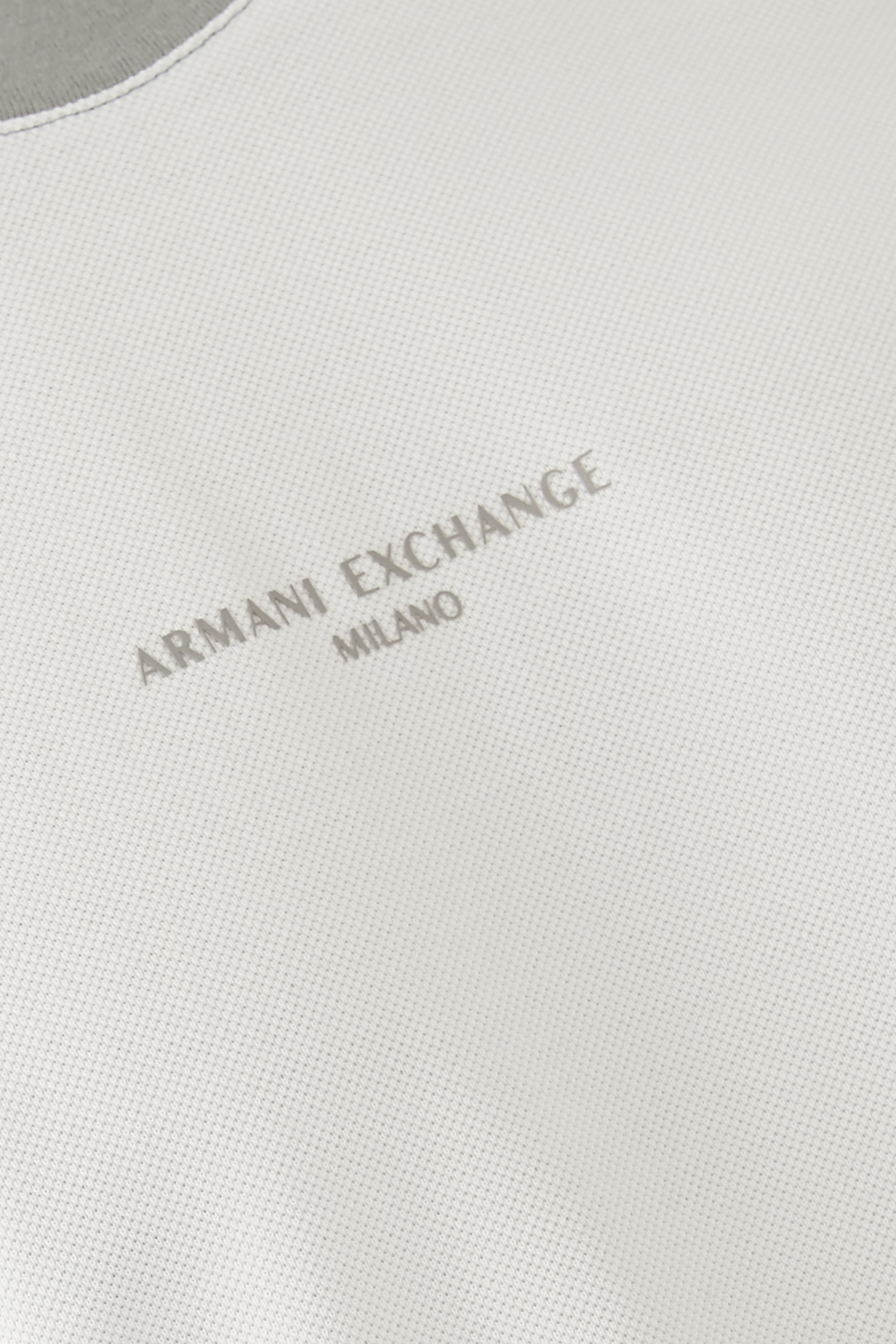 تيشيرت بلونين وشعار الماركة