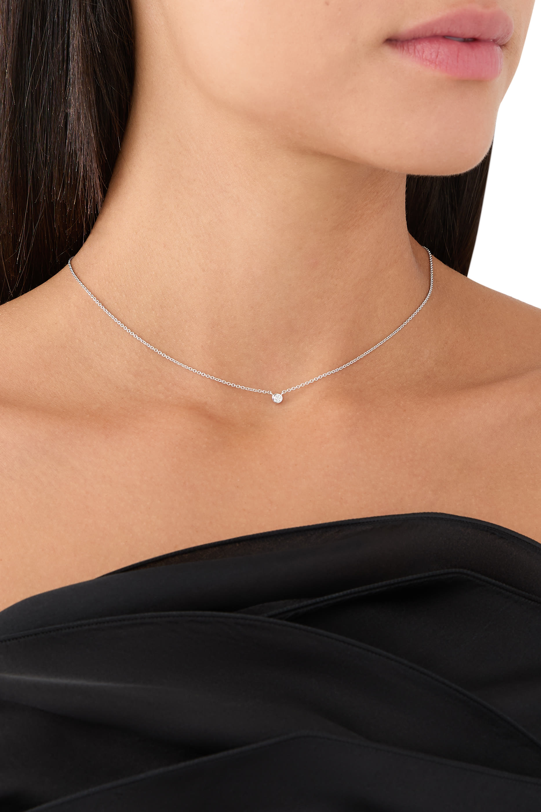قلادة رفيعة مرصعة بماس سوليتير