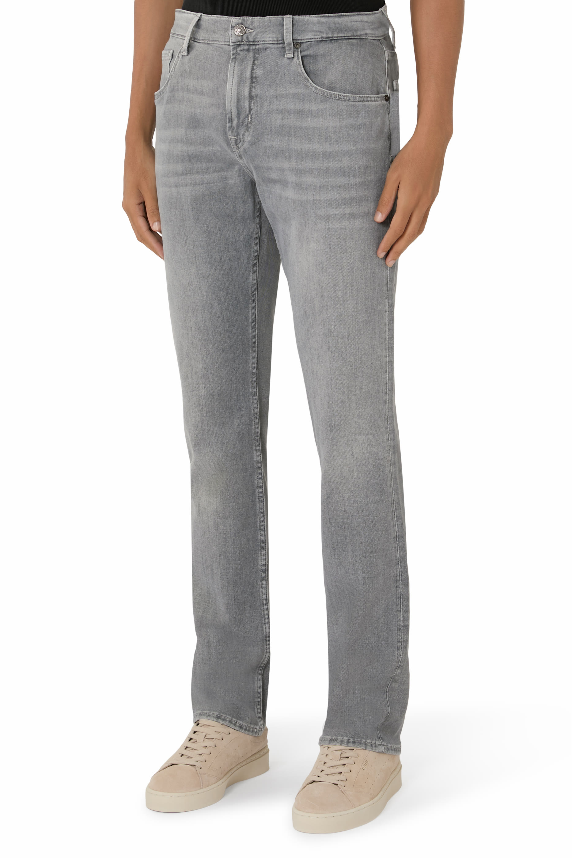 بنطال جينز بقصة ضيقة وشعار الماركة