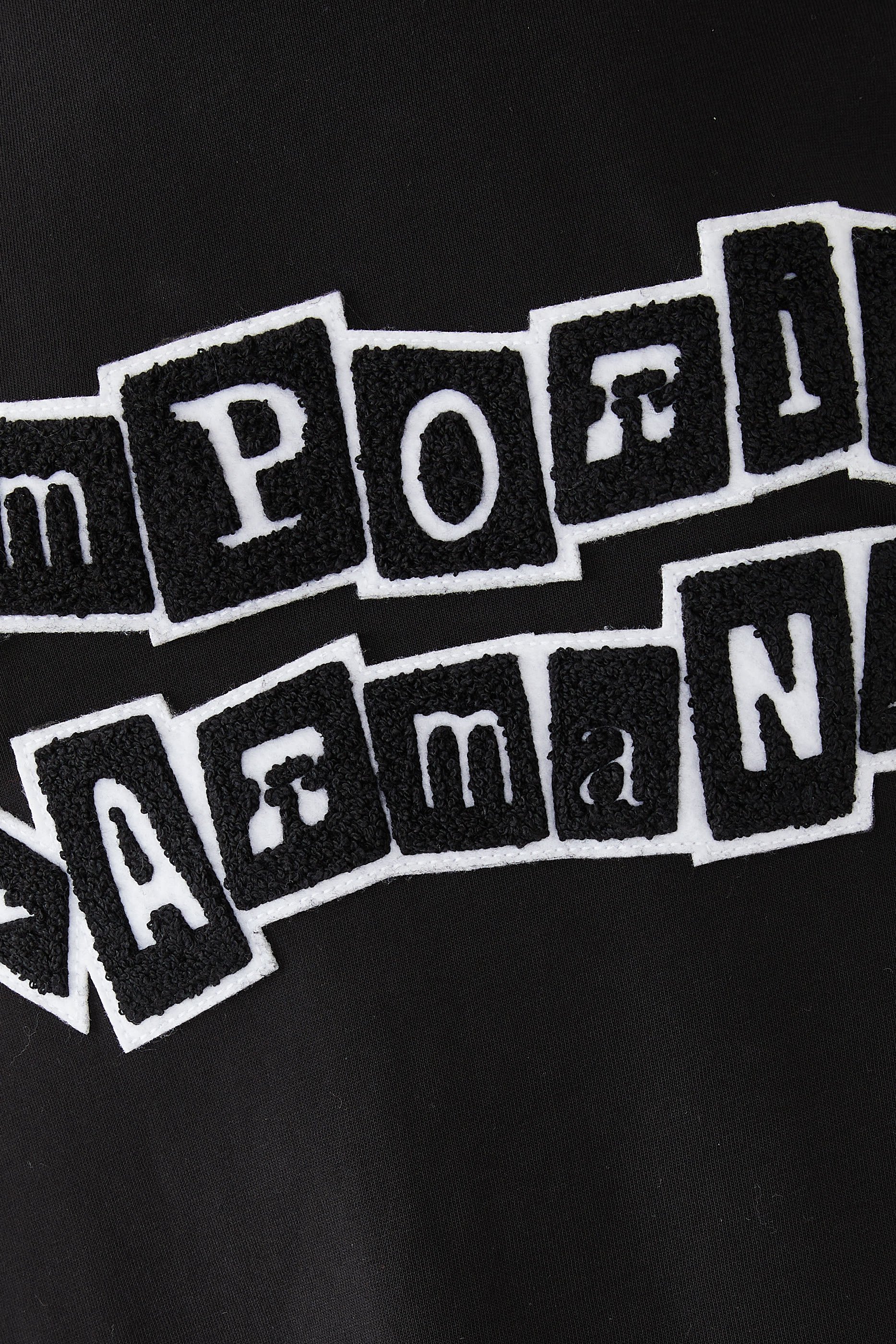 تيشيرت بشعار الماركة المطرز بتصميم ملصق