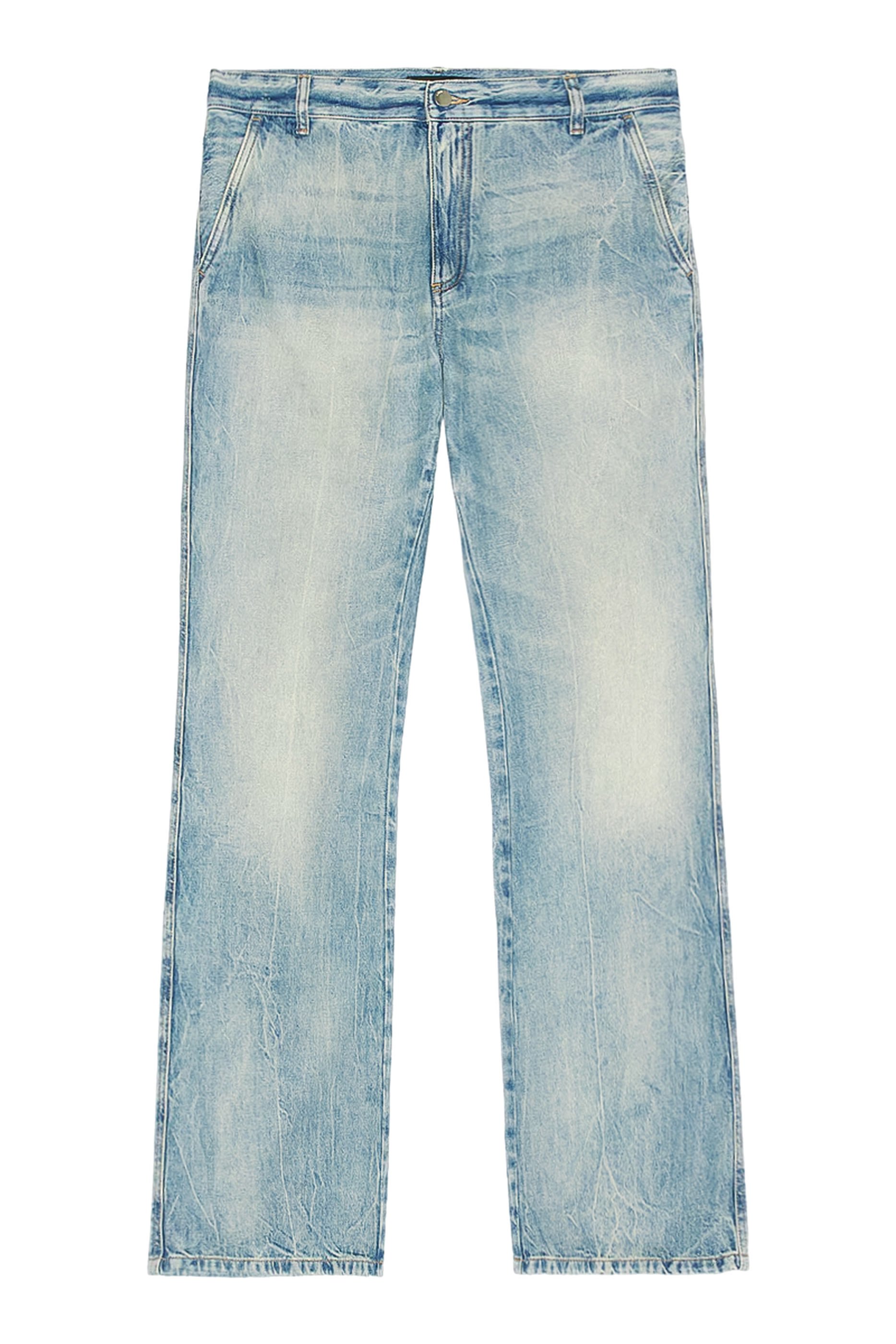 بنطال جينز بقصة واسعة من الأسفل