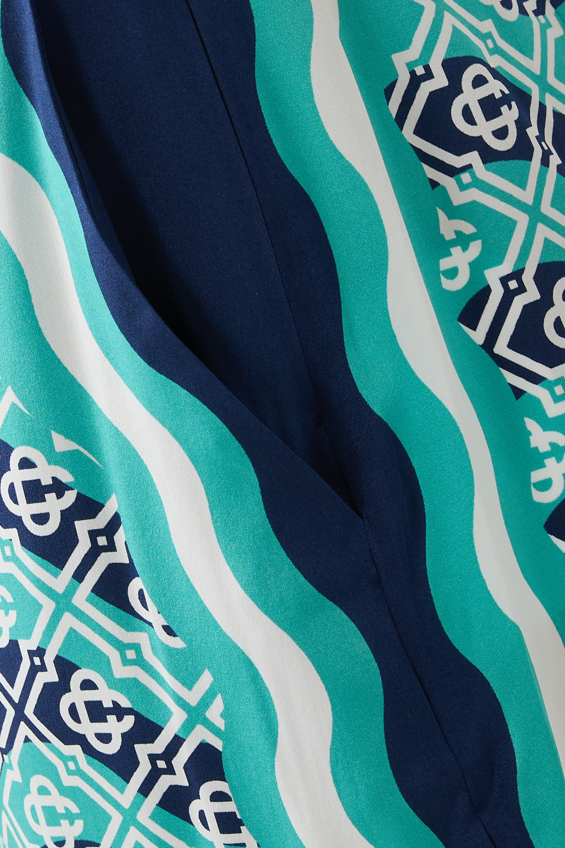 بنطال بنقشة متموجة وحروف شعار الماركة حرير