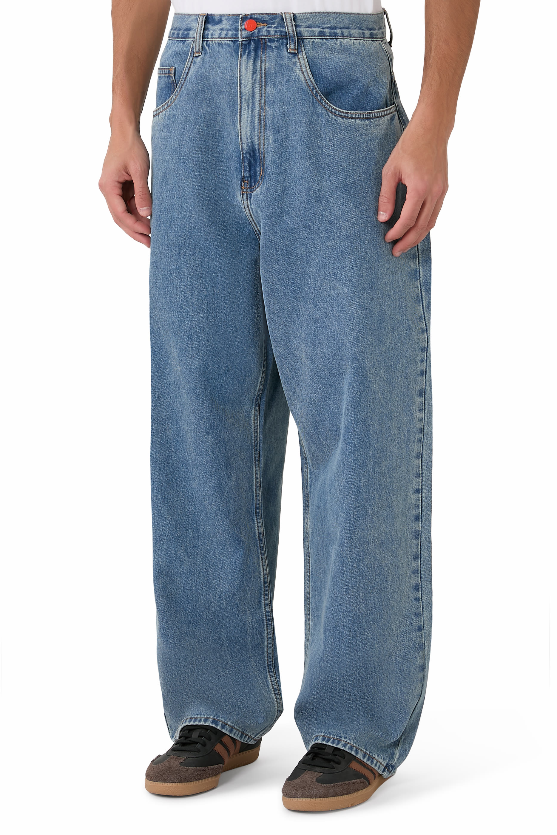 بنطال جينز بقصة واسعة