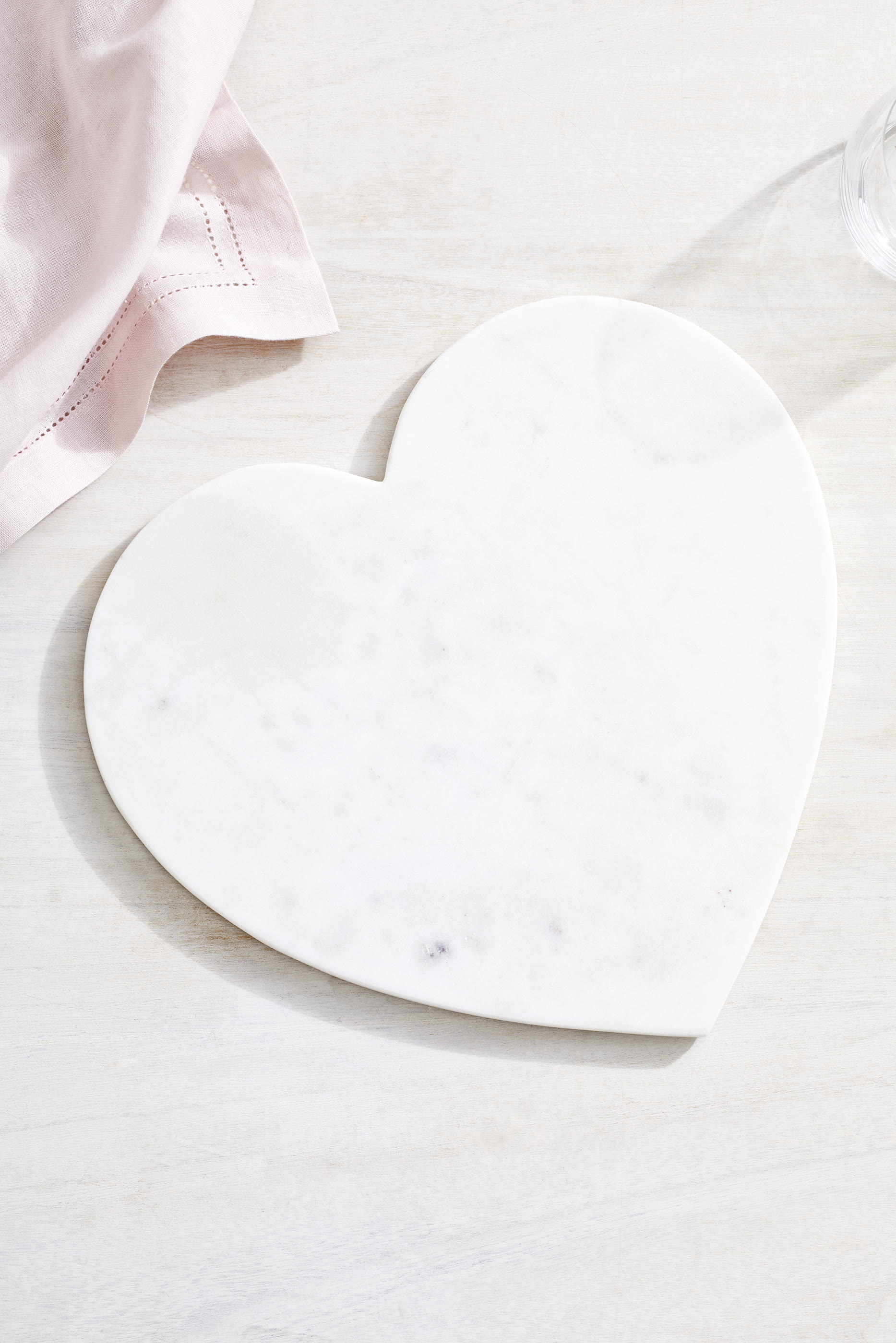 لوح بتصميم قلب رخام