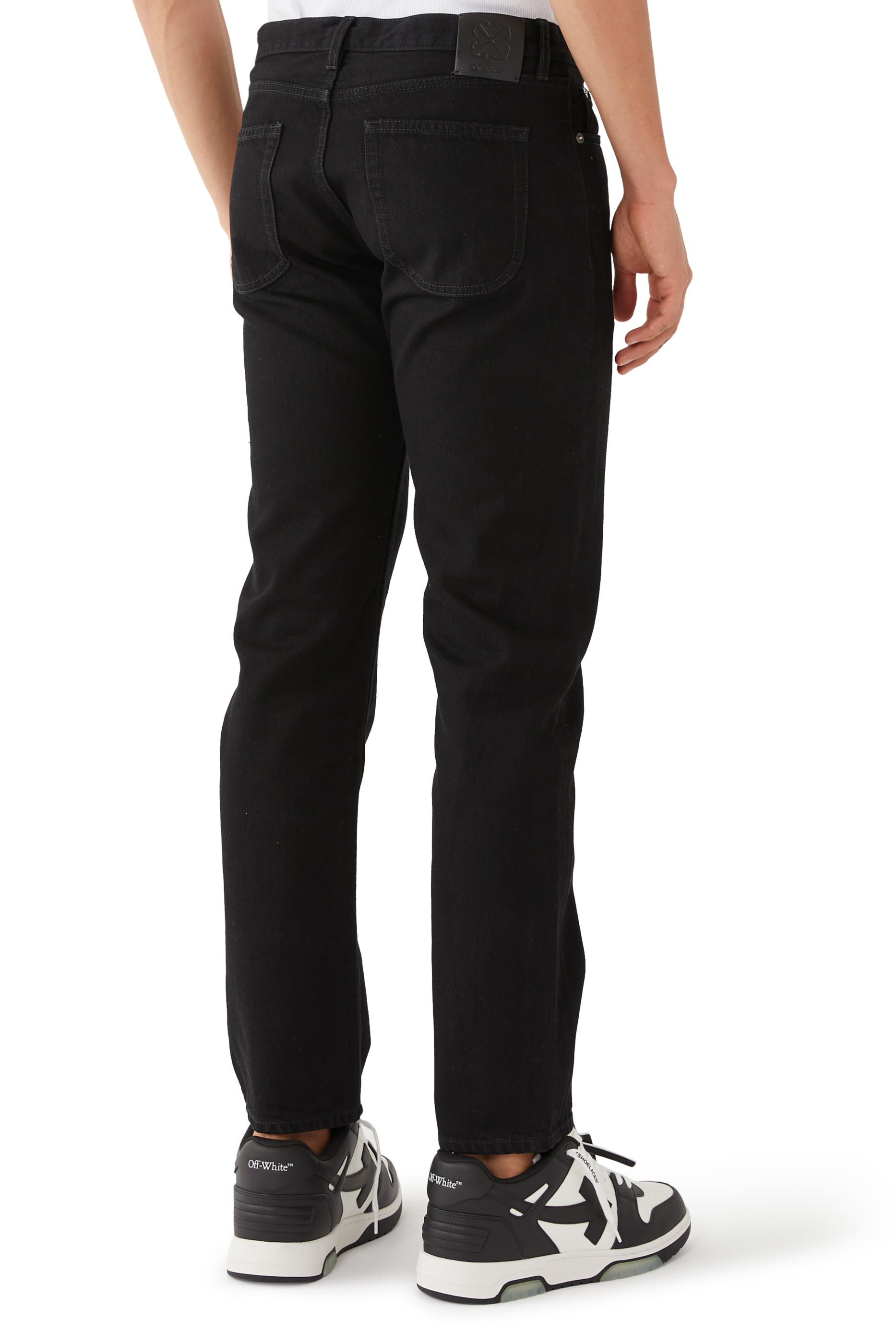 بنطال جينز بتفاصيل ممزقة وقصة ساق مدببة