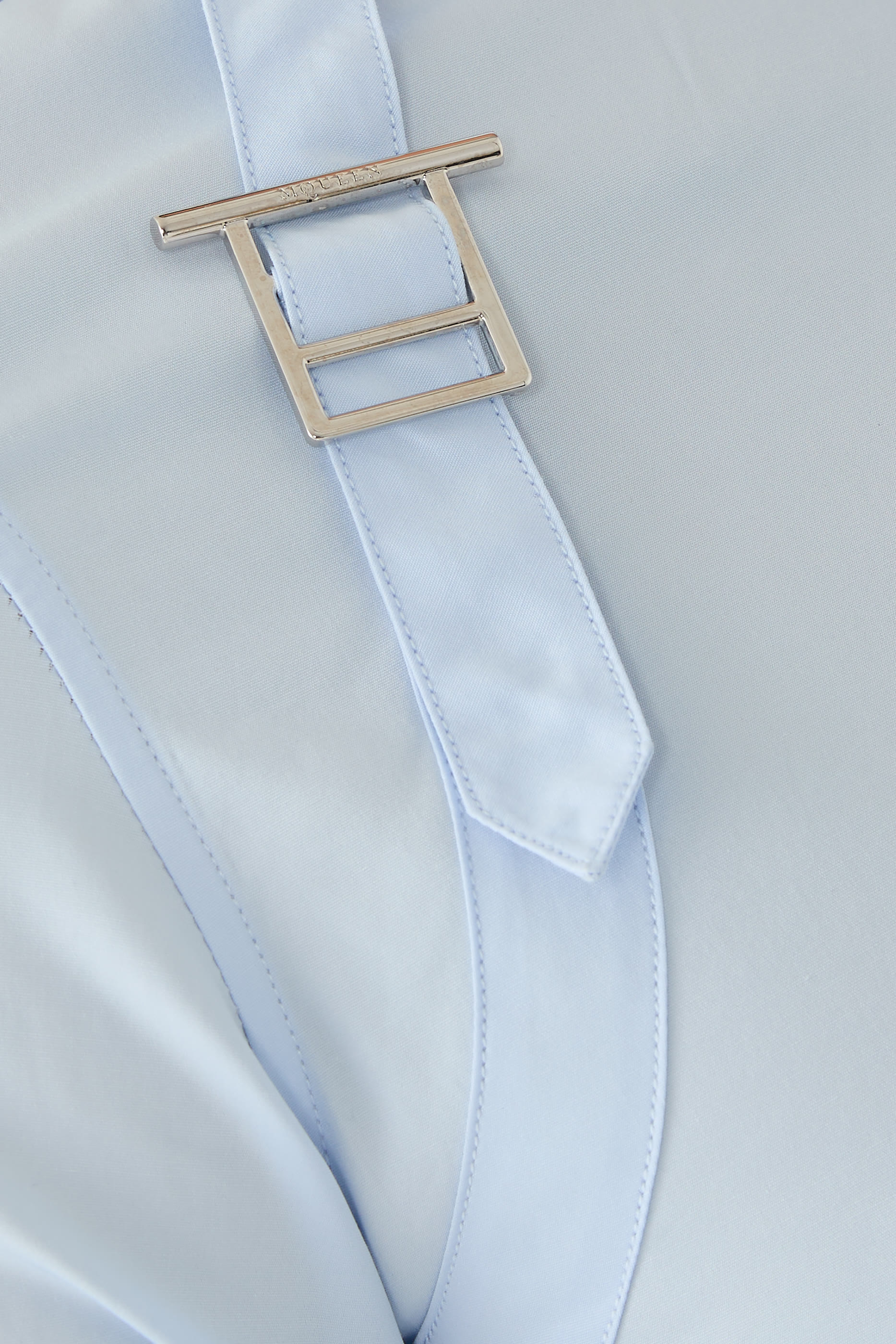 قميص بحمالة بإبزيم بتصميم حرف T