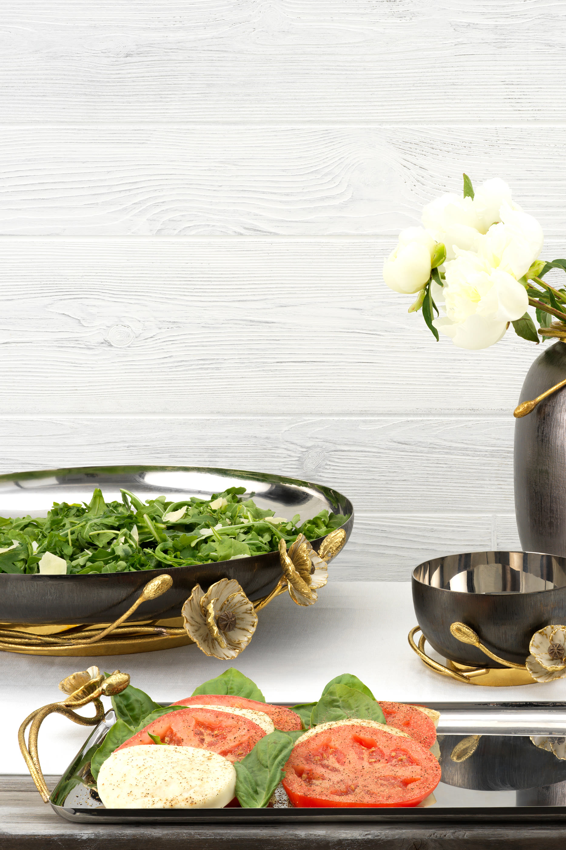 طبق كبير بحامل مزين بزهرة شقائق النعمان