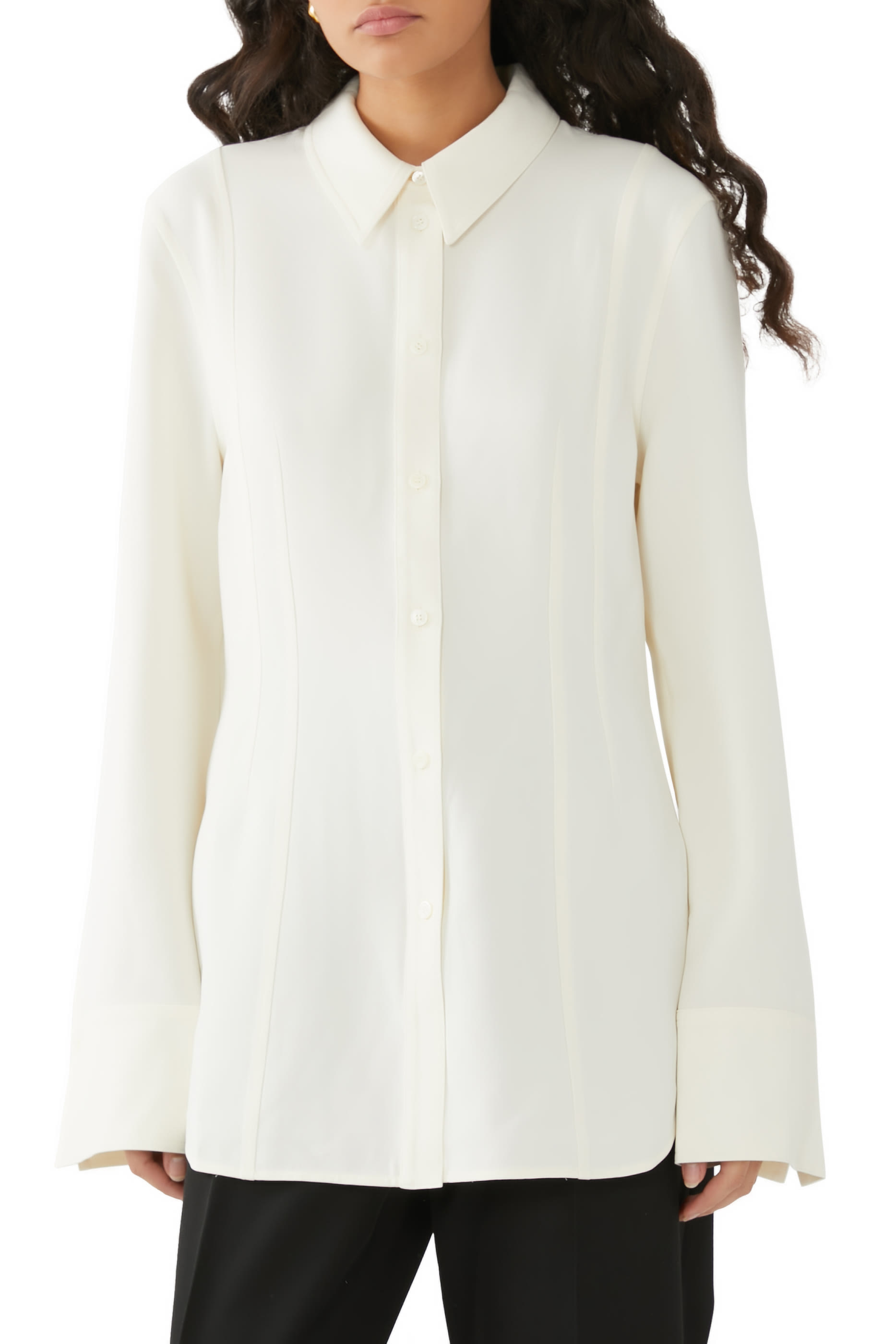 قميص بقصة ضيقة عند الخصر