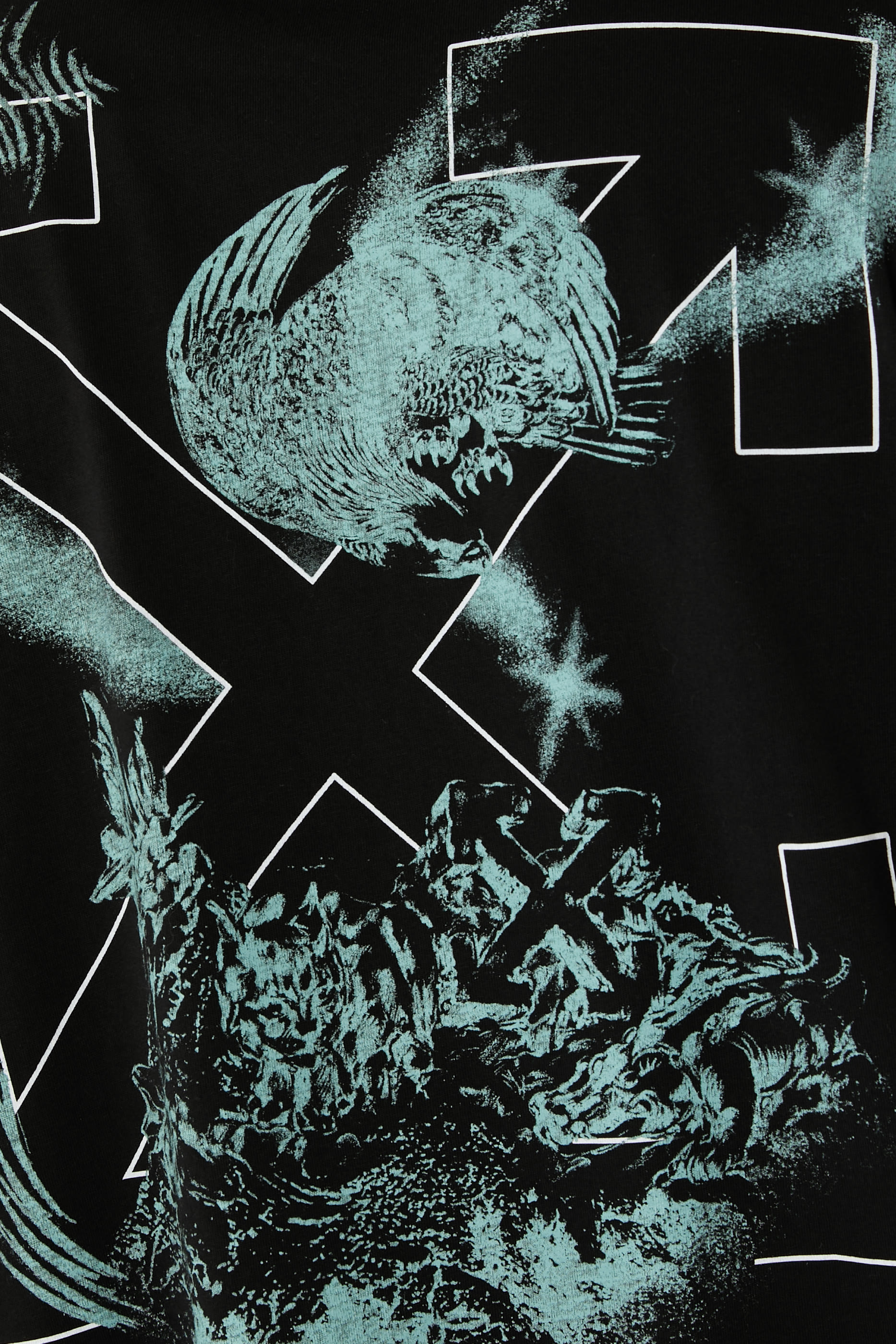 تيشيرت بأكمام قصيرة وشعار الماركة