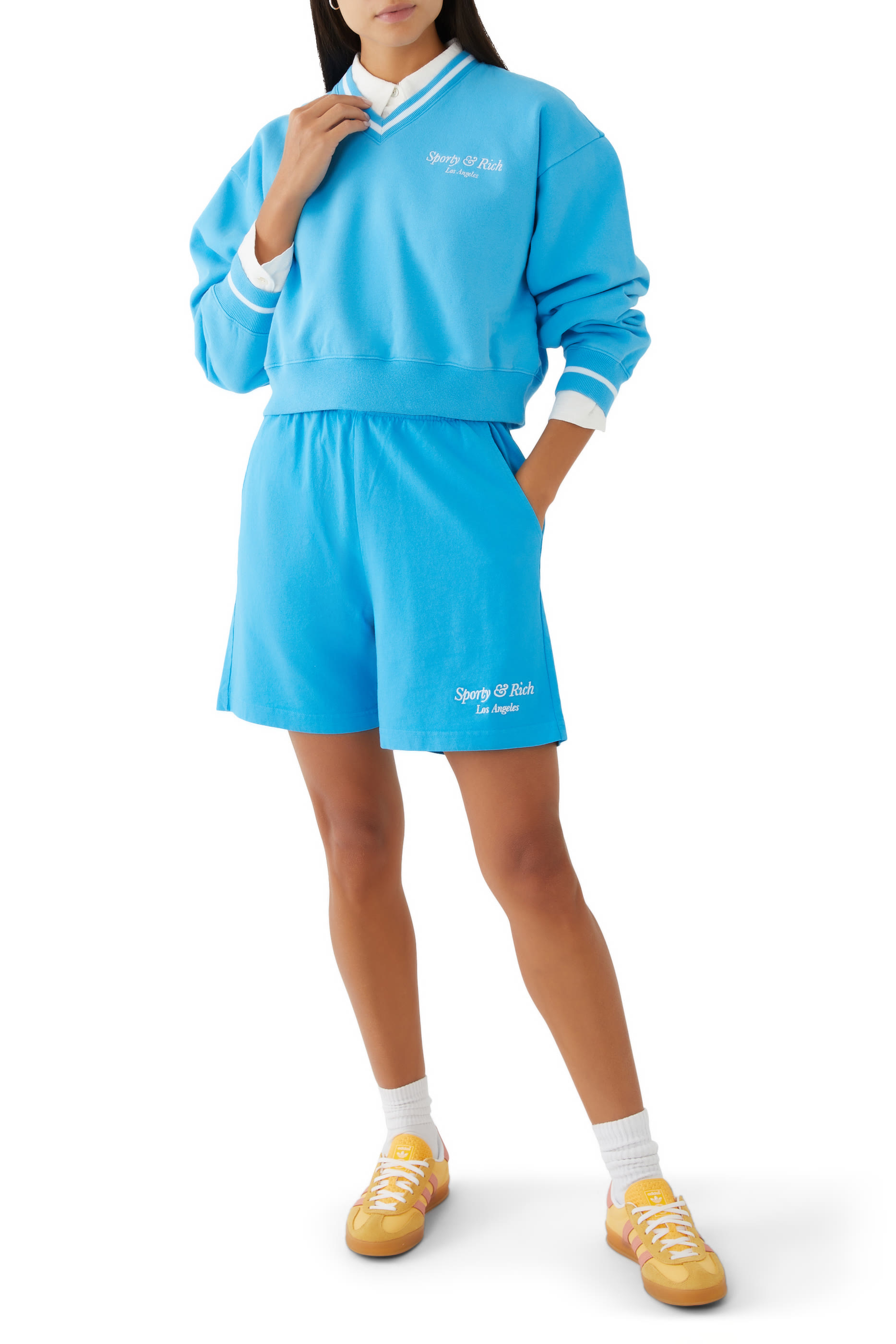 شورت رياضي مطرز بشعار الماركة بتصميم مائل