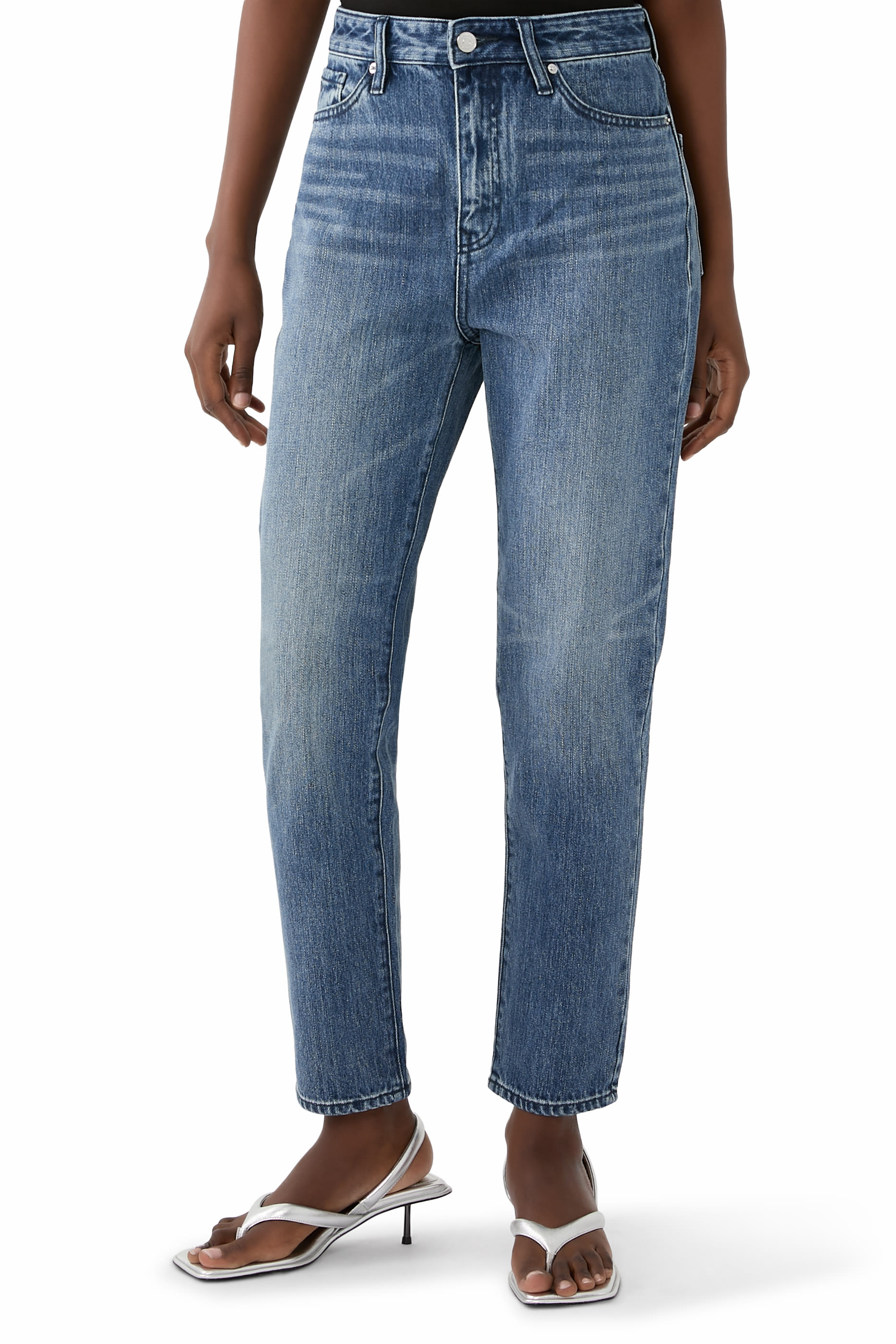 بنطال جينز بقصة مستقيمة