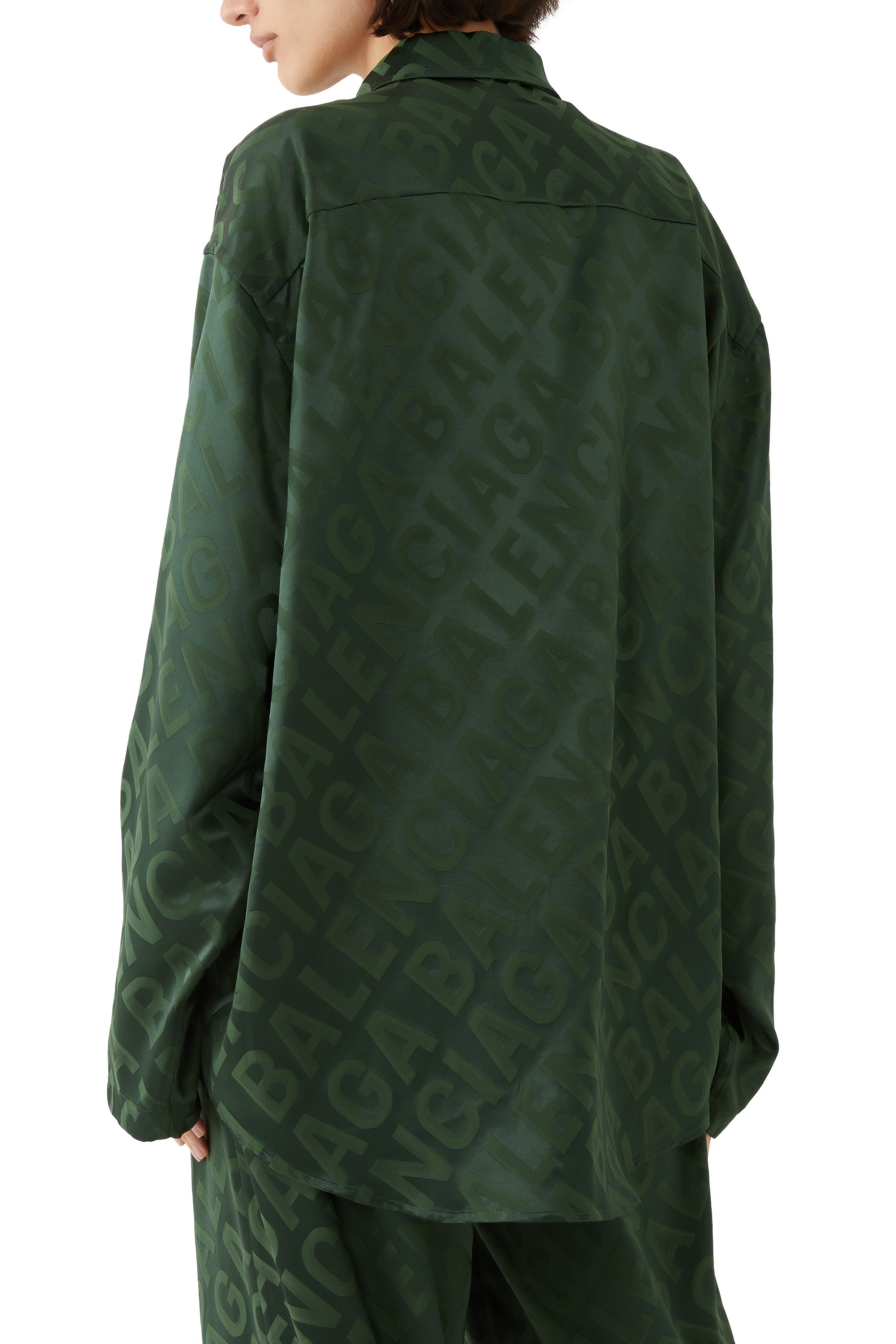 قميص بتصميم بسيط بقصة واسعة وشعار الماركة بالكامل