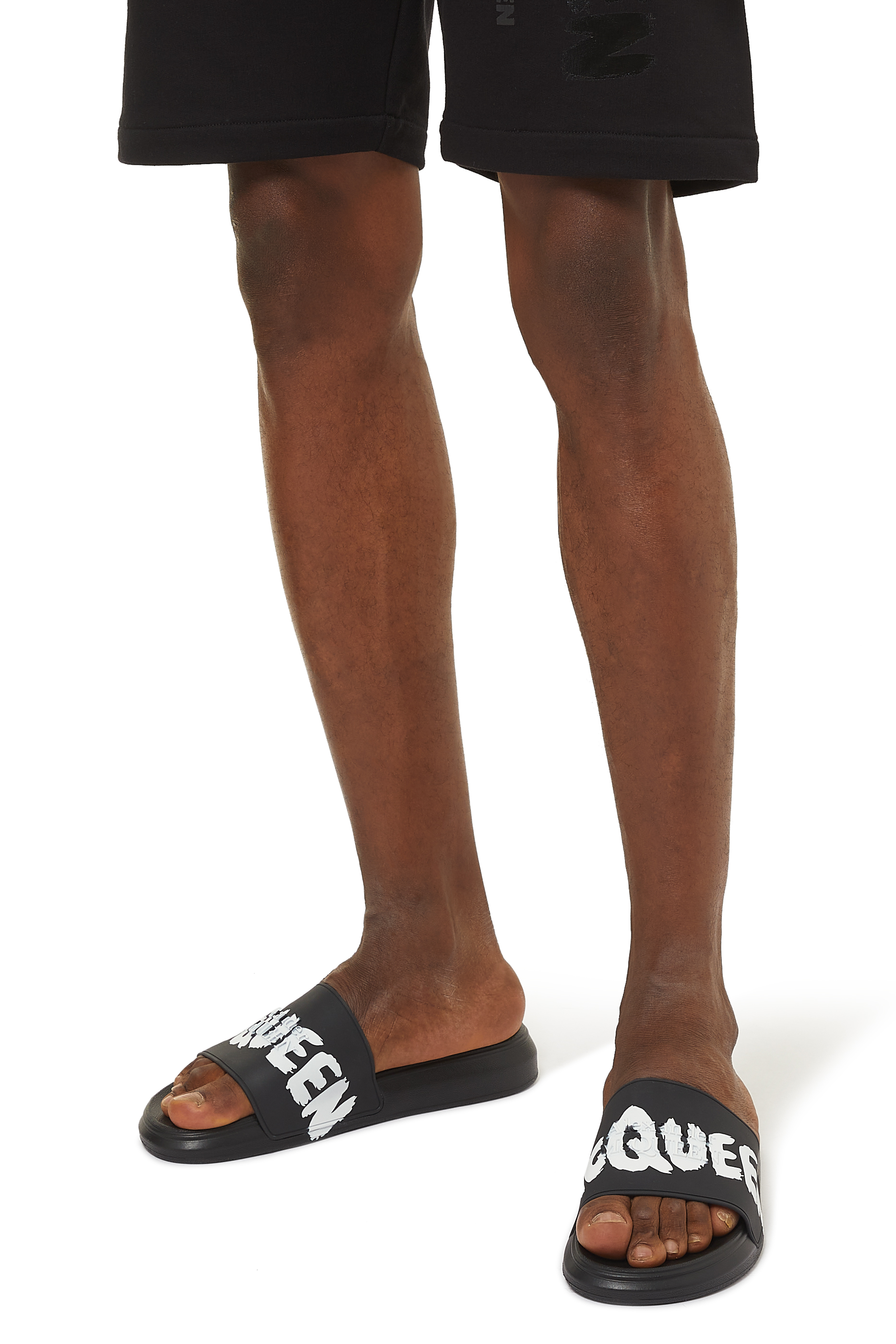 حذاء مفتوح بتصميم غرافيتي