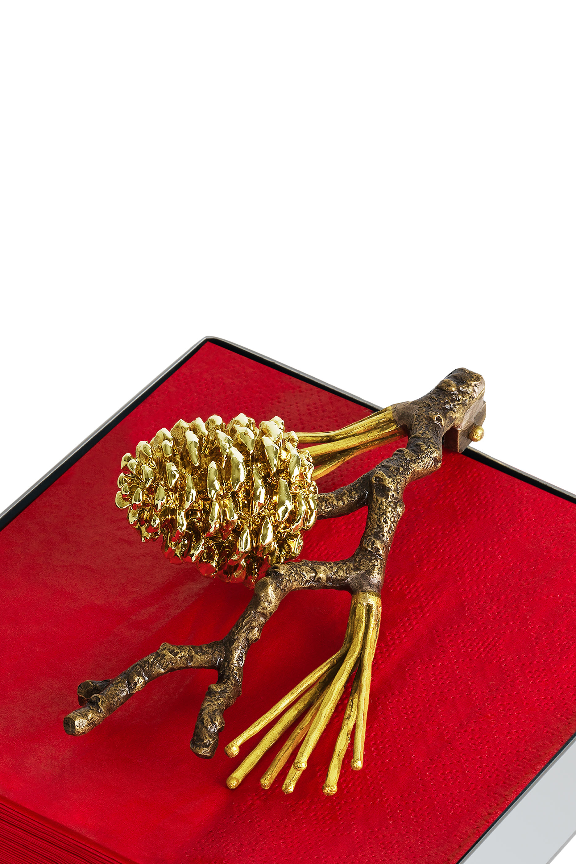 حامل مناديل مزين بالصنوبر