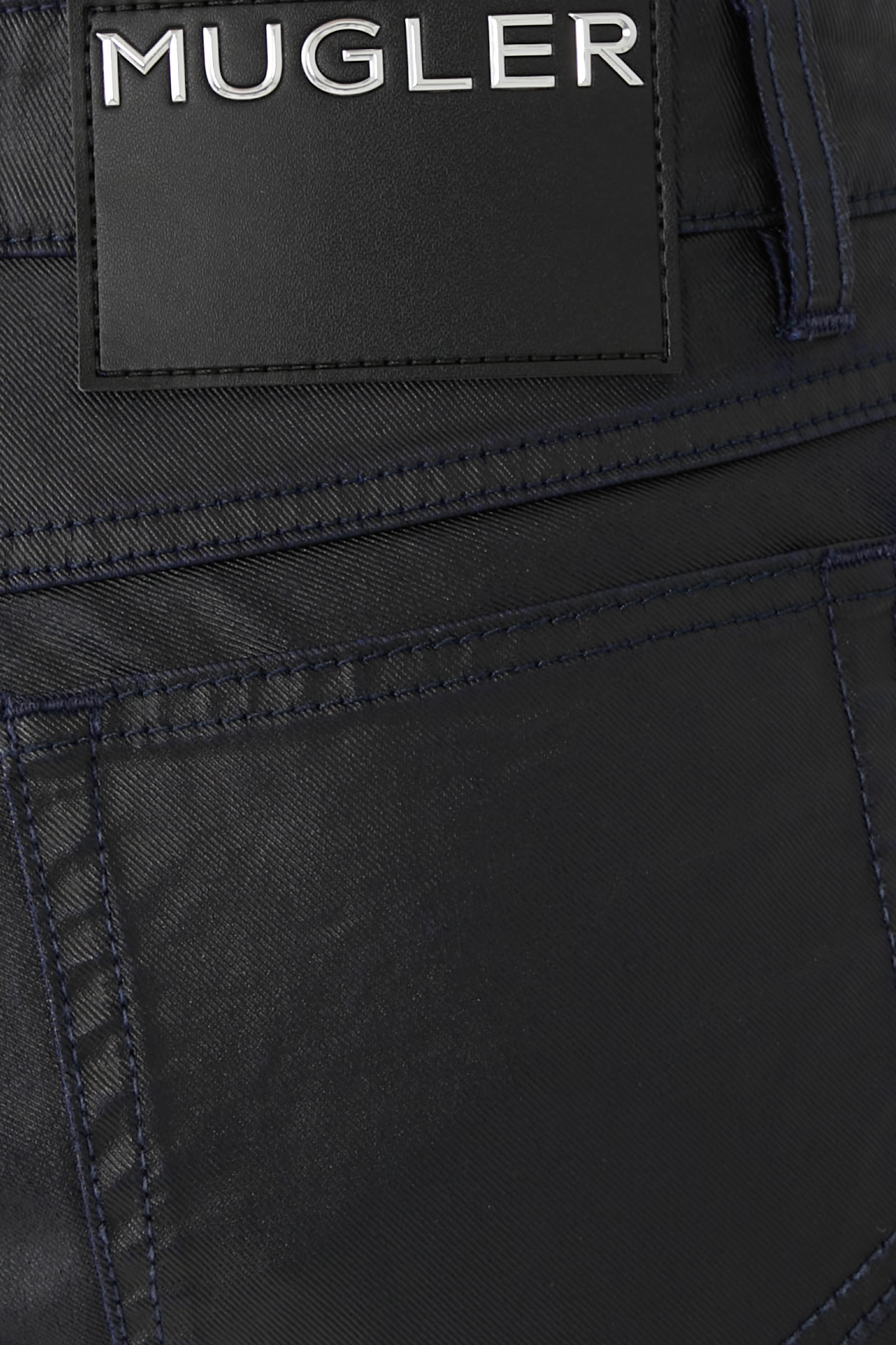 بنطال بقصة ساق مستقيمة