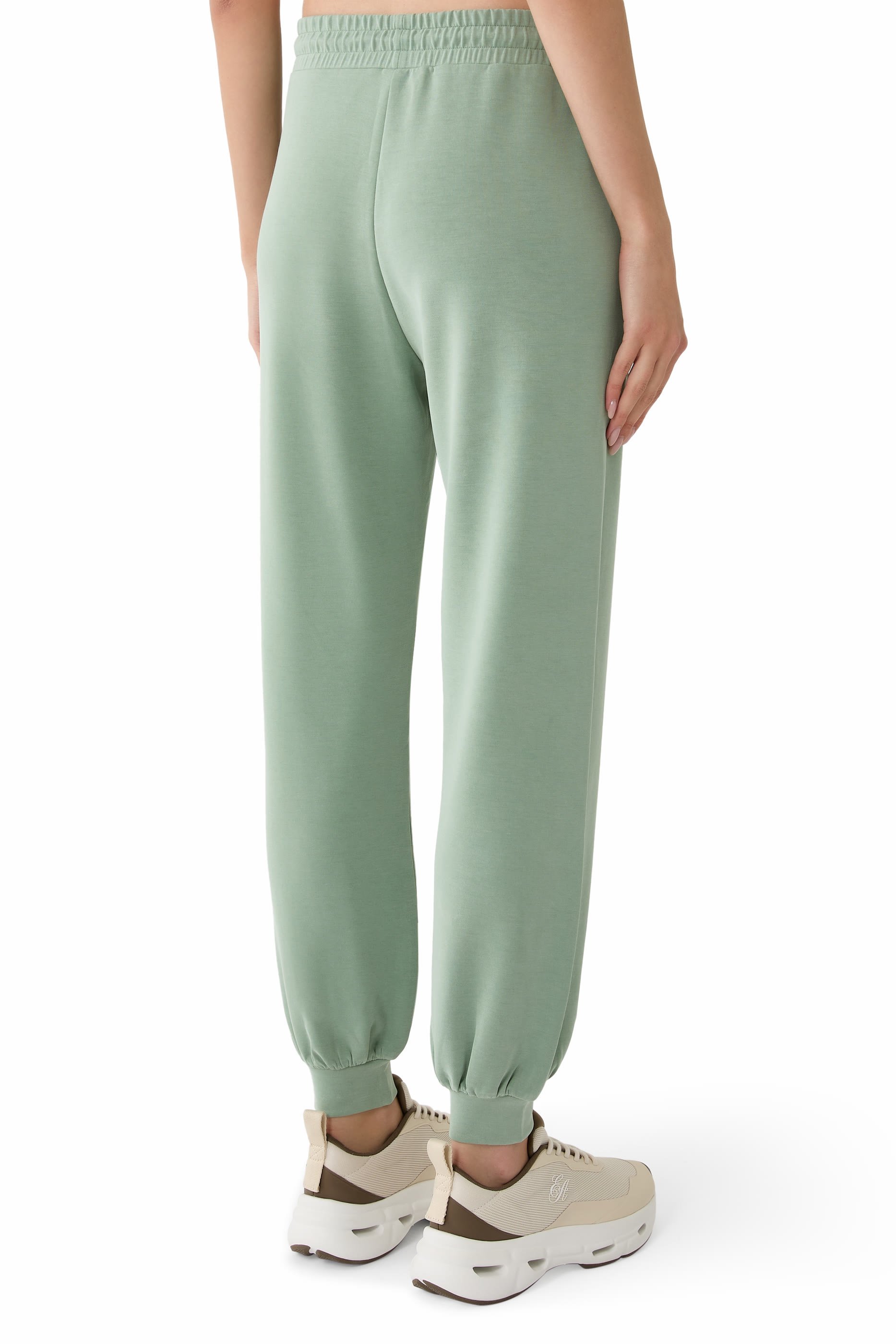 بنطال رياضي بقصة فضفاضة بشعار الماركة