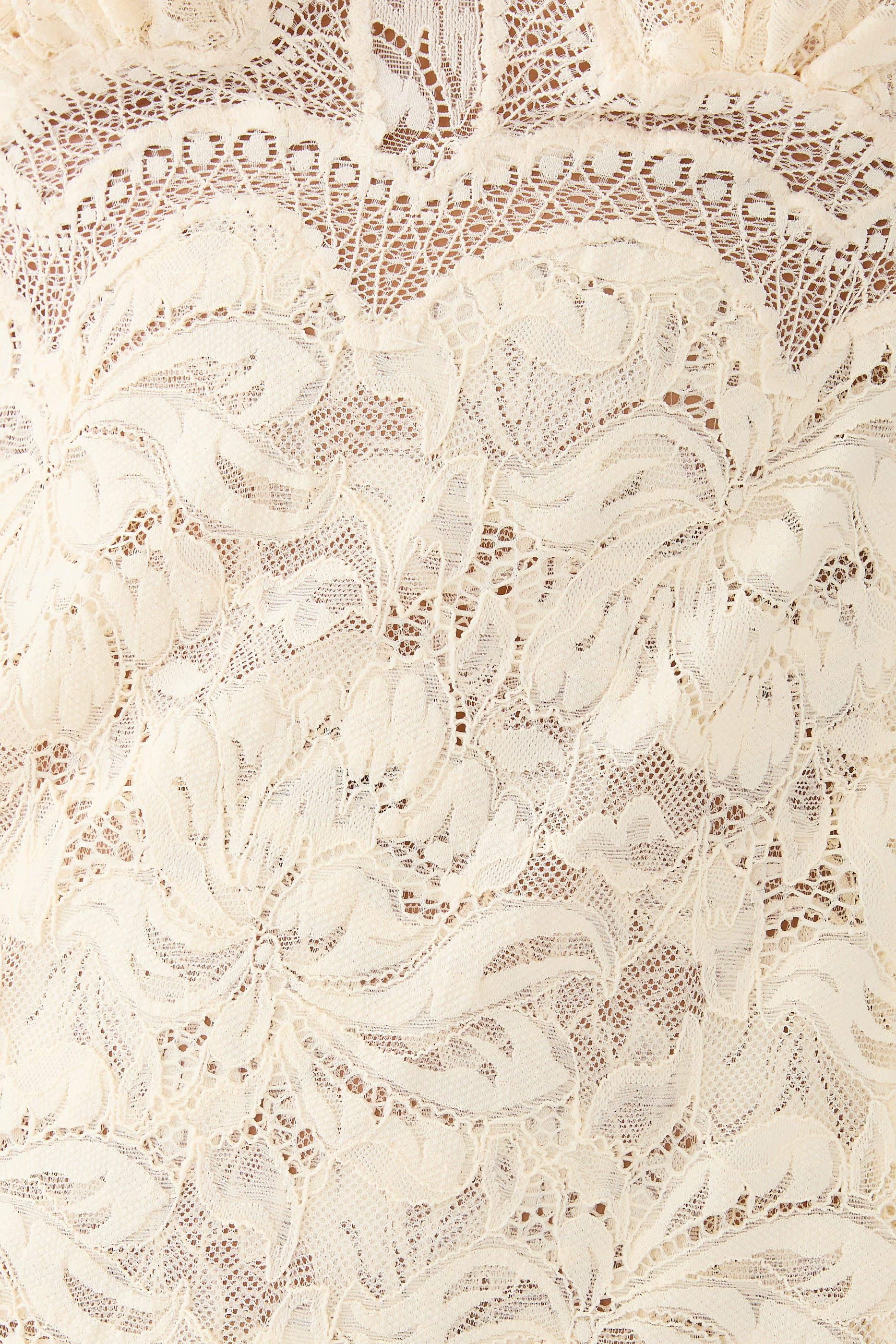 فستان دانتيل طويل