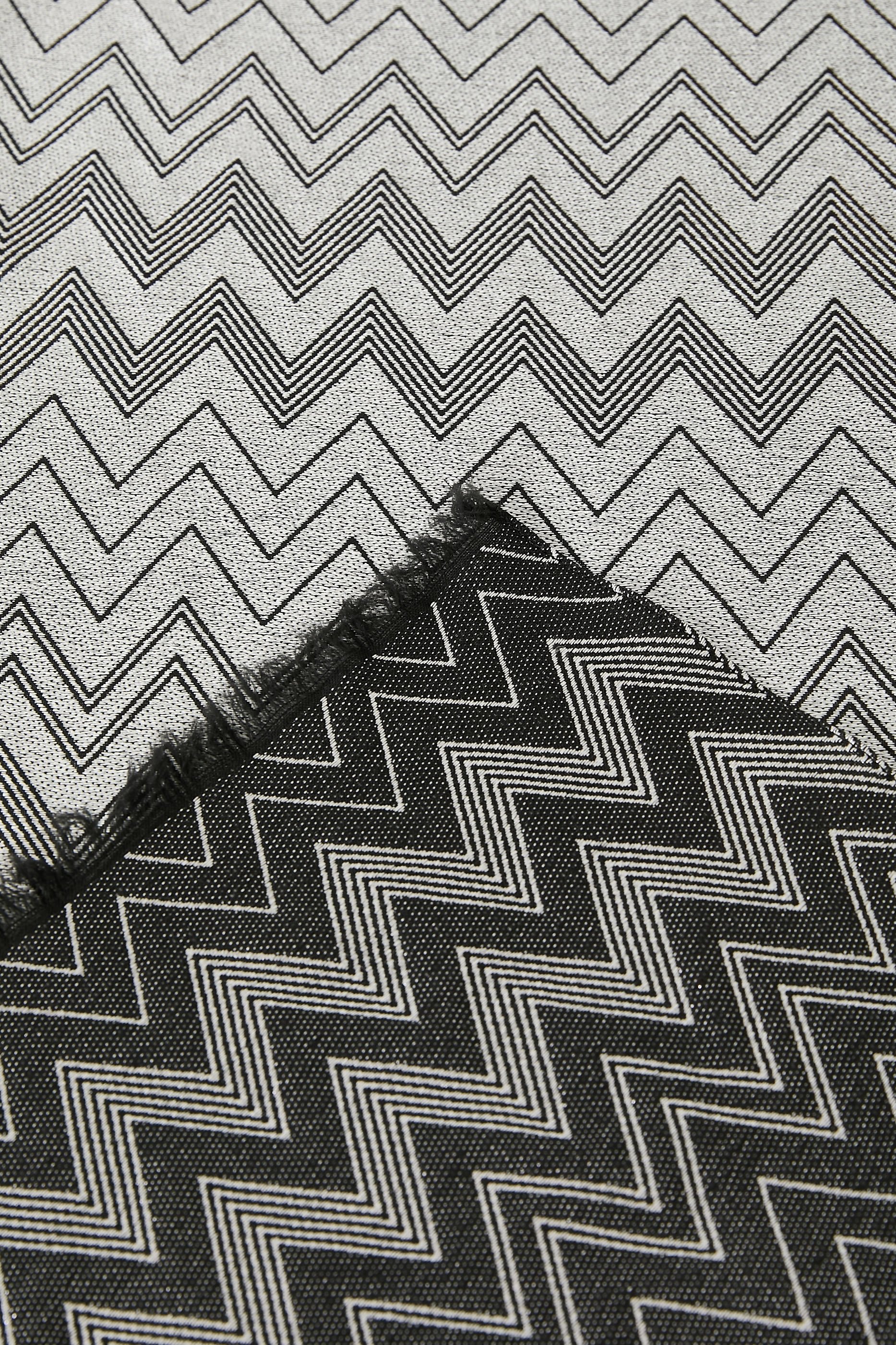 وشاح بنقشة متعرجة