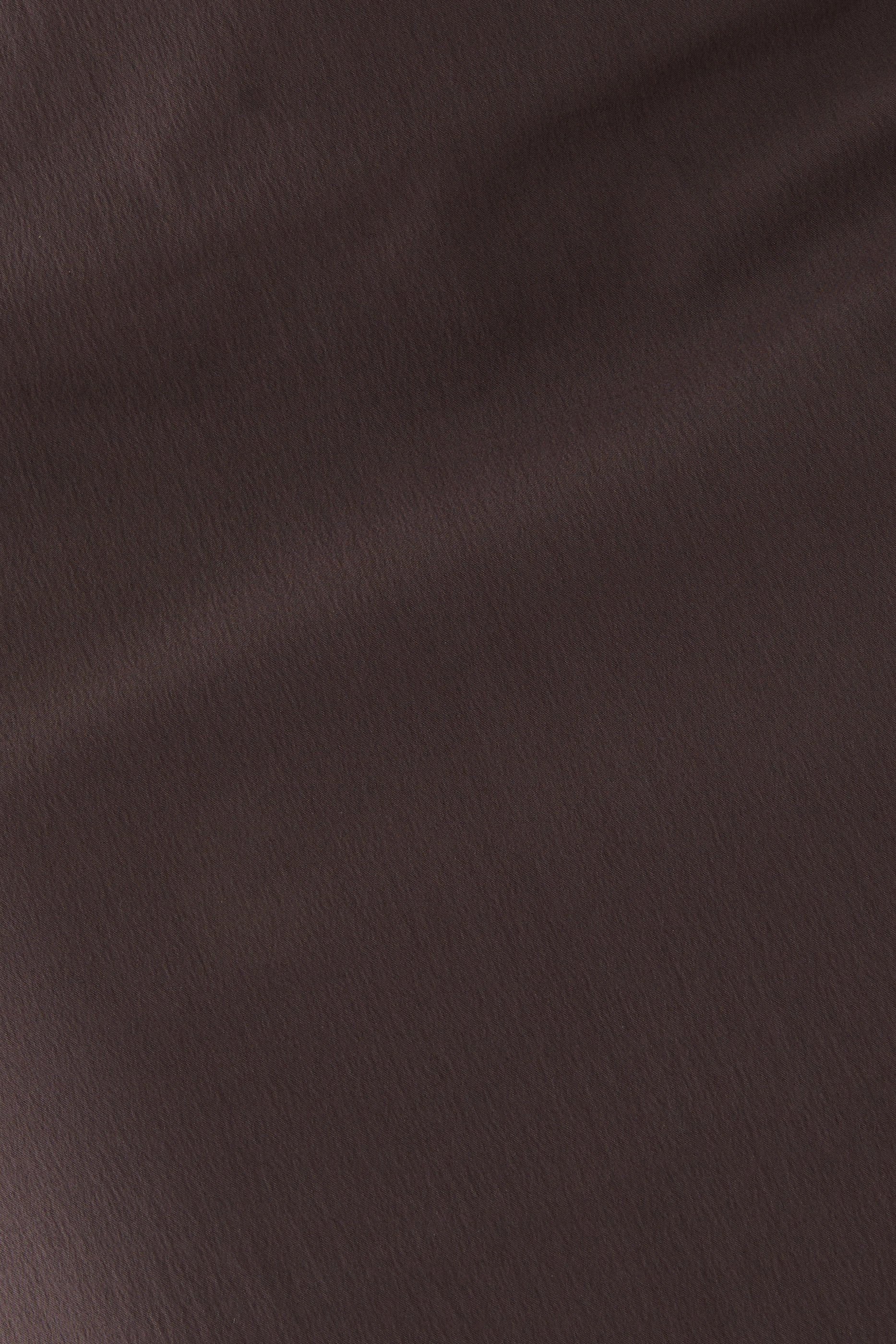 تنورة بتصميم بسيط وقصة مستقيمة