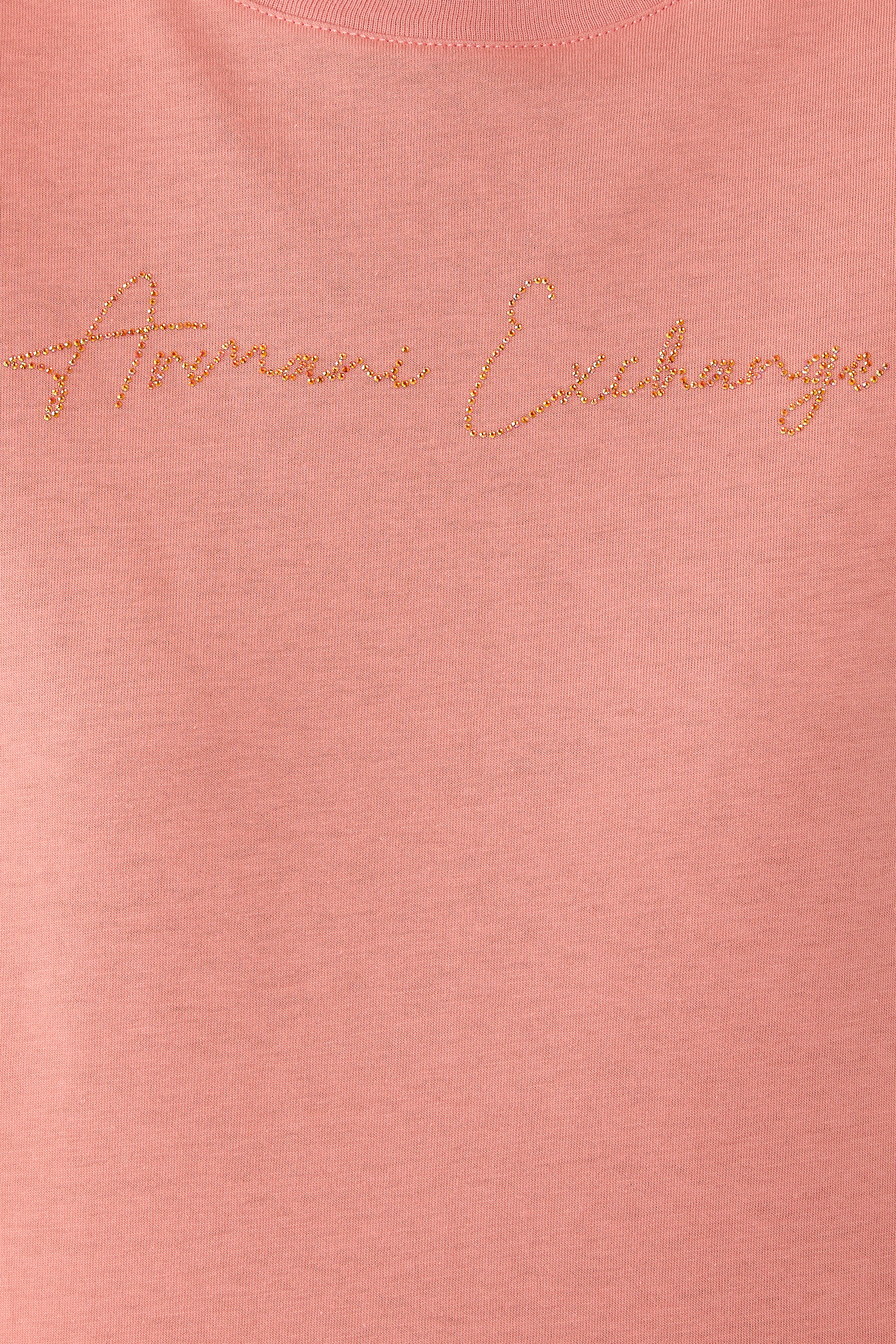 تيشيرت بأكمام قصيرة وشعار الماركة