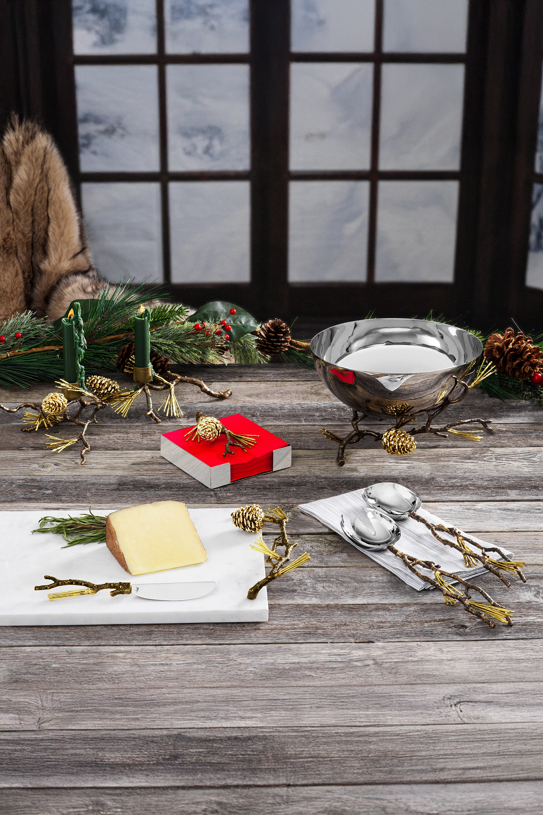 حامل مناديل مزين بالصنوبر