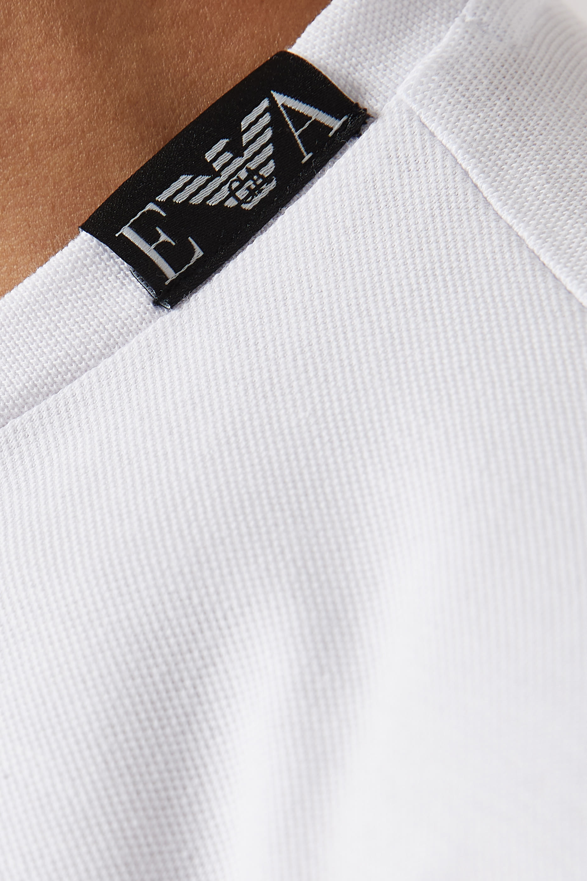 تيشيرت بياقة ضيقة