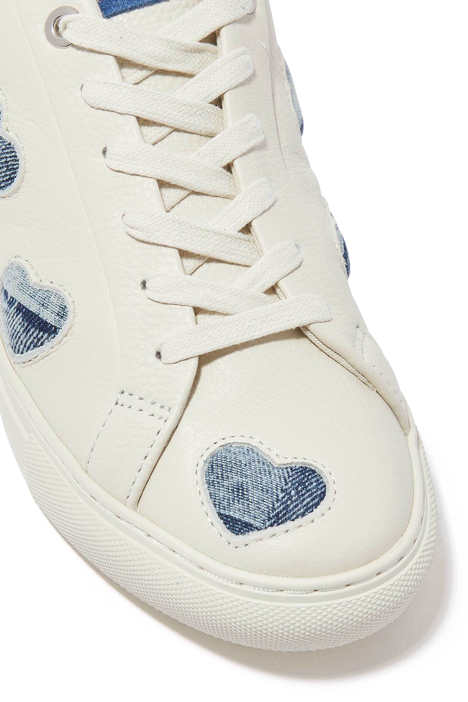 سنيكرز لين بنقشة قلوب