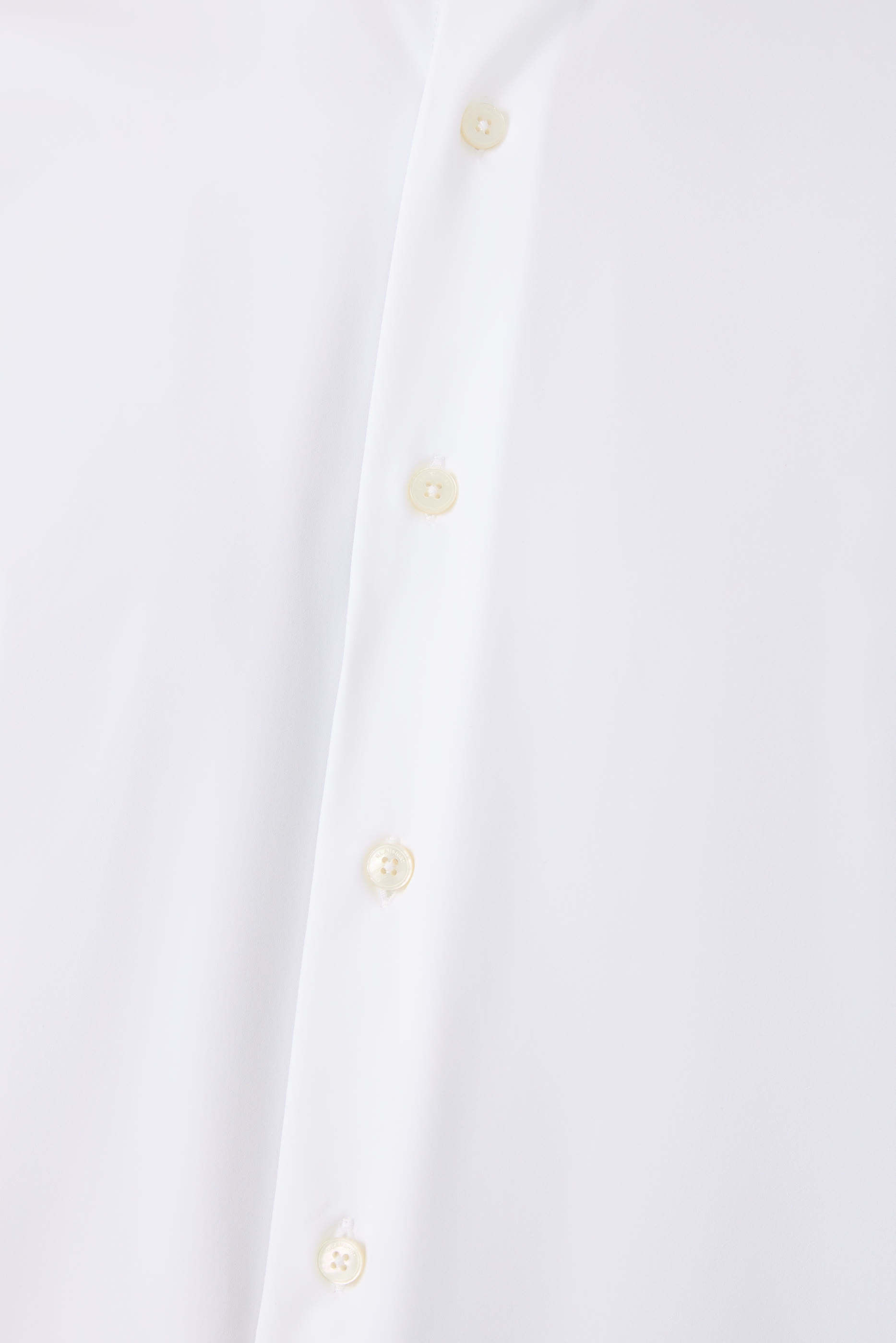 قميص بقصة ضيقة