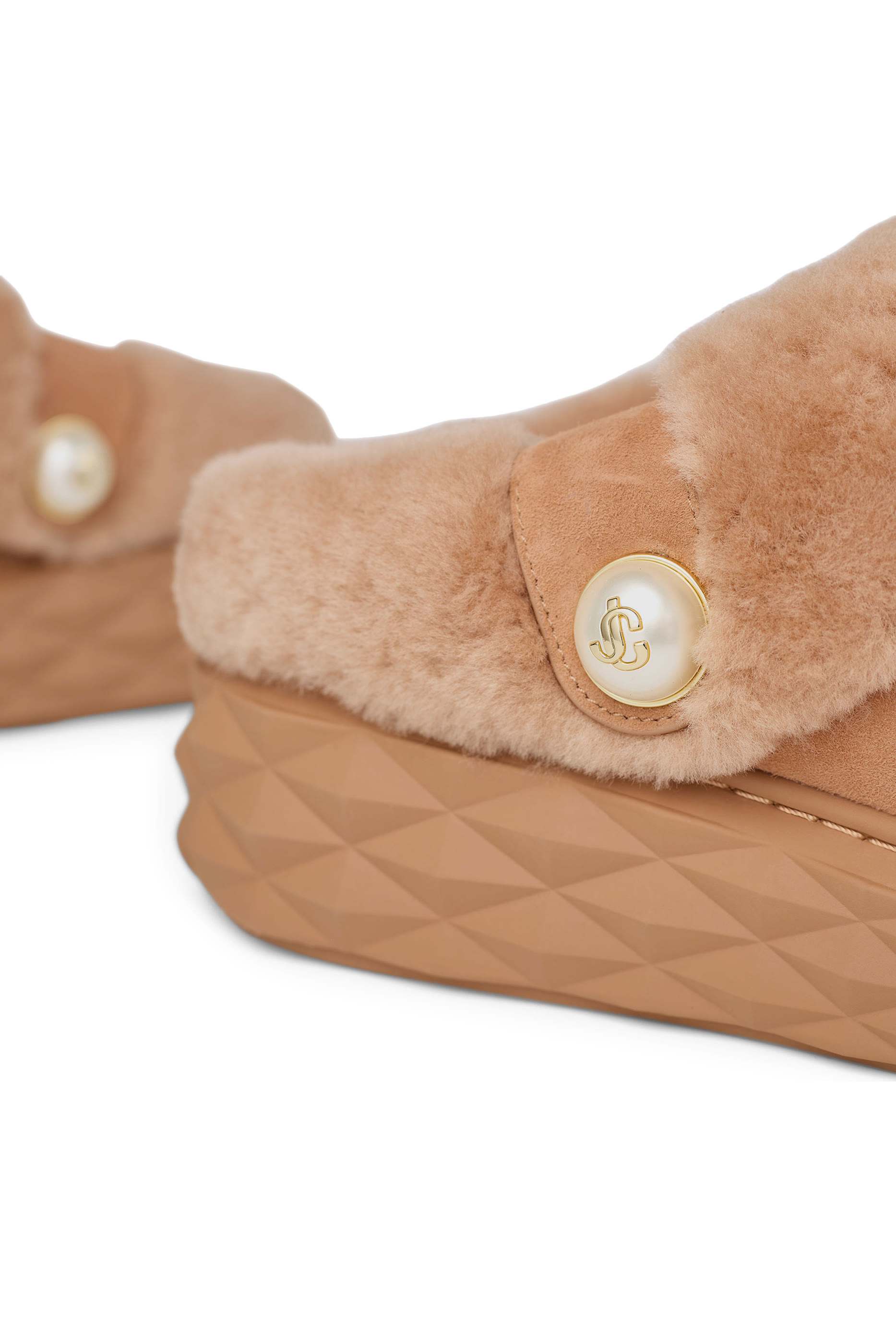 حذاء مفتوح من الخلف بتصميم معينات كبيرة