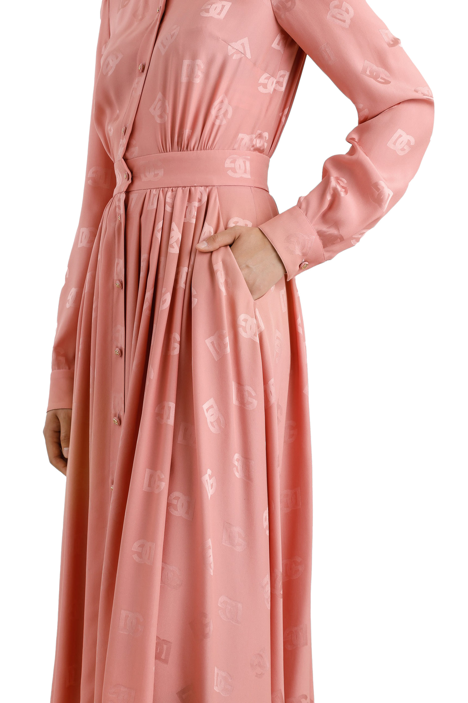 فستان متوسط الطول بنقشة حروف شعار الماركة جاكار